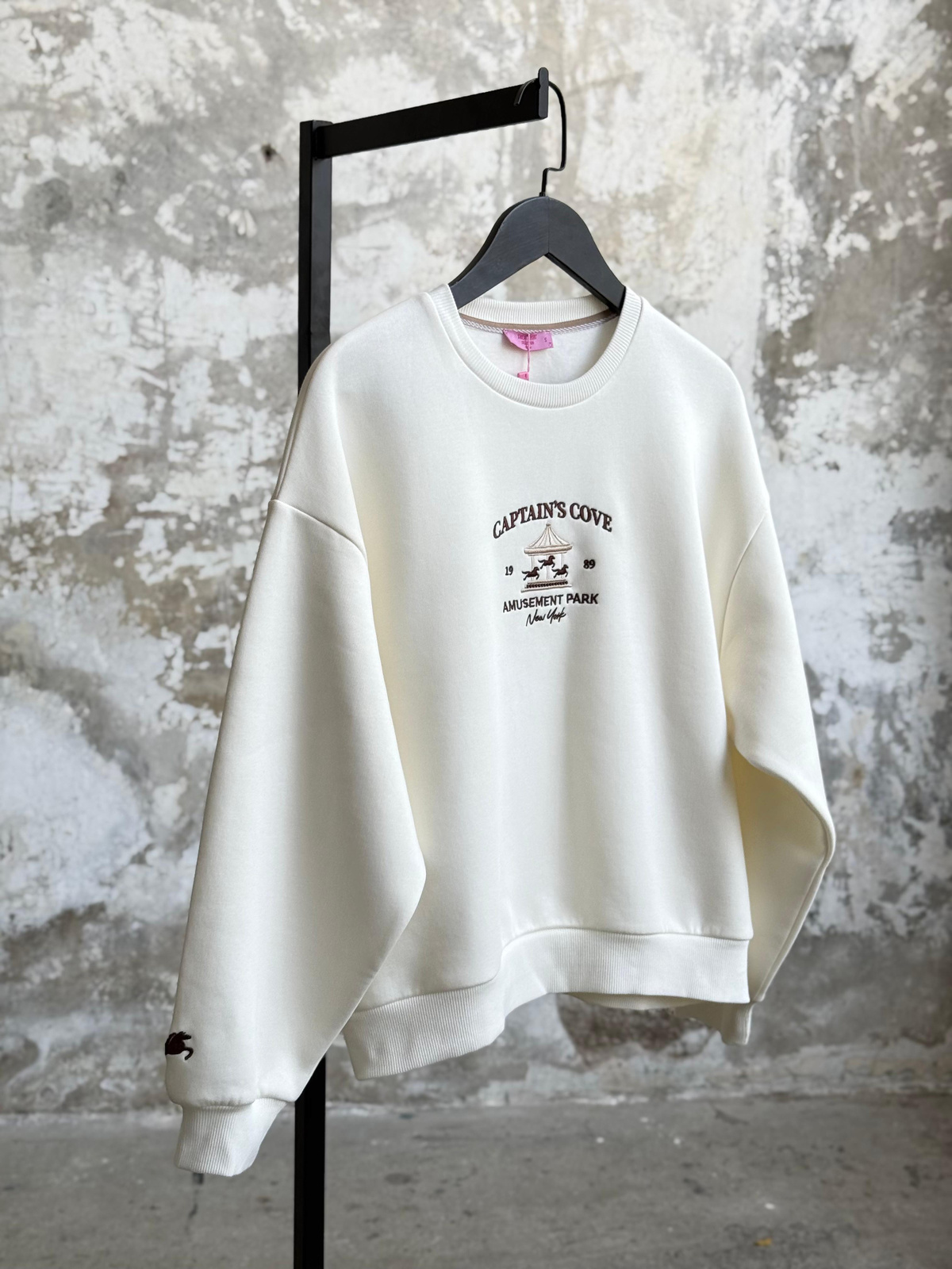 Atlı Karınca Figürlü Yazı Nakışlı Oversize Sweatshirt (Ekru)