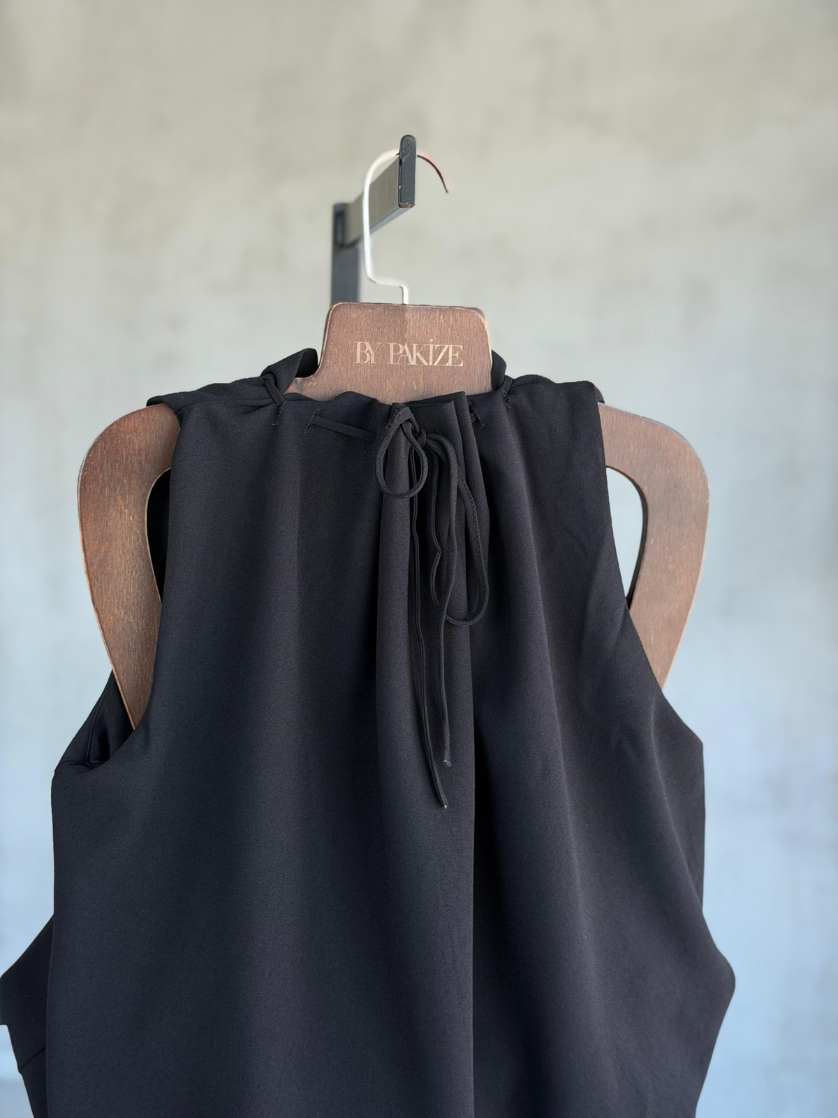 Bağlamalı Drape Yaka Balon Model Krep Bluz (Siyah)