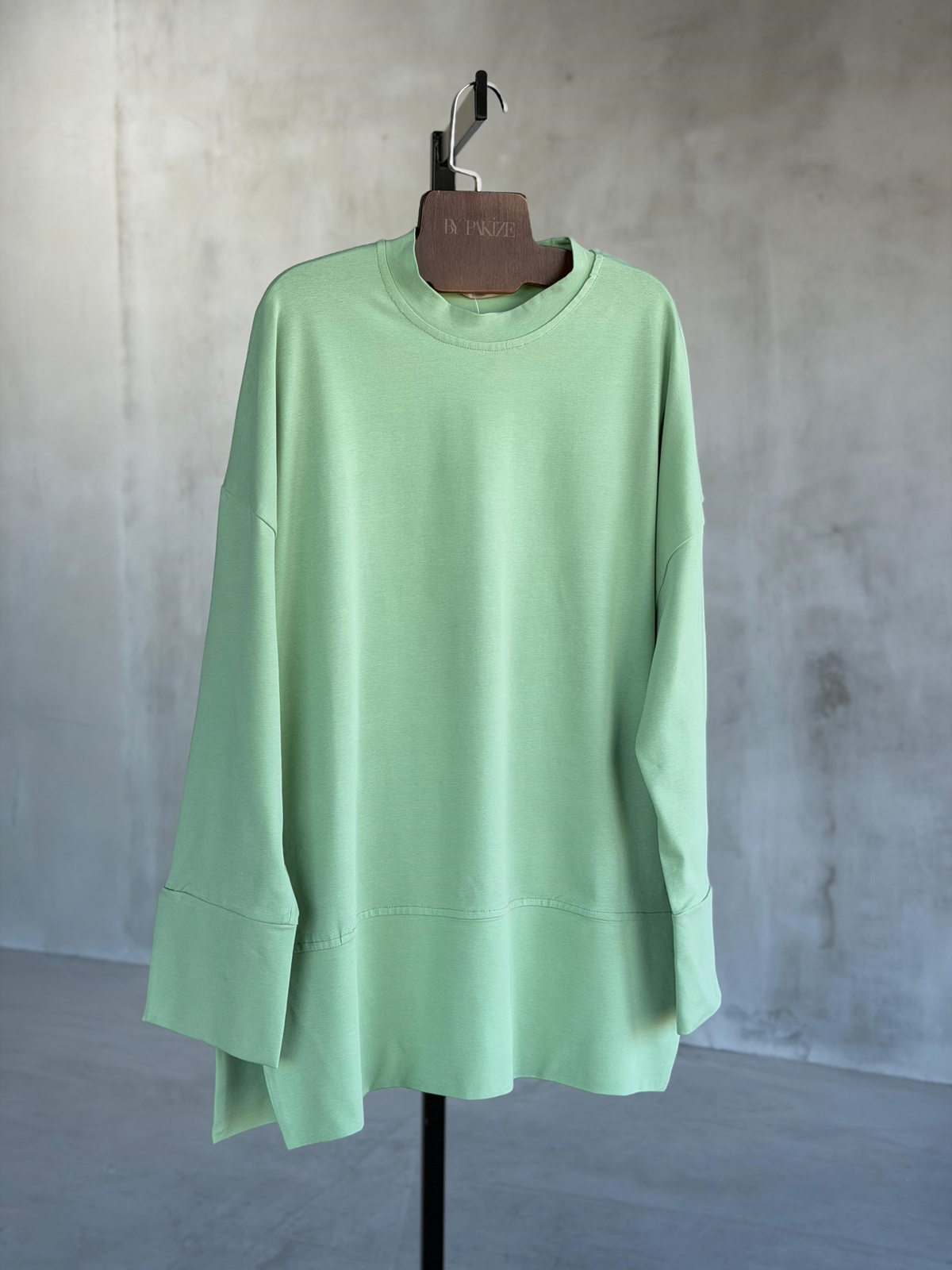 Basic Manşet Kollu Yırtmaç Detaylı Sweat (Çağla Yeşili)