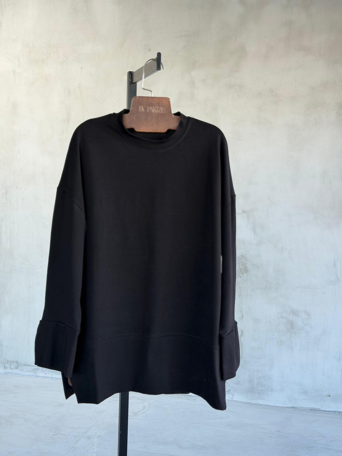 Basic Manşet Kollu Yırtmaç Detaylı Sweat (Siyah)