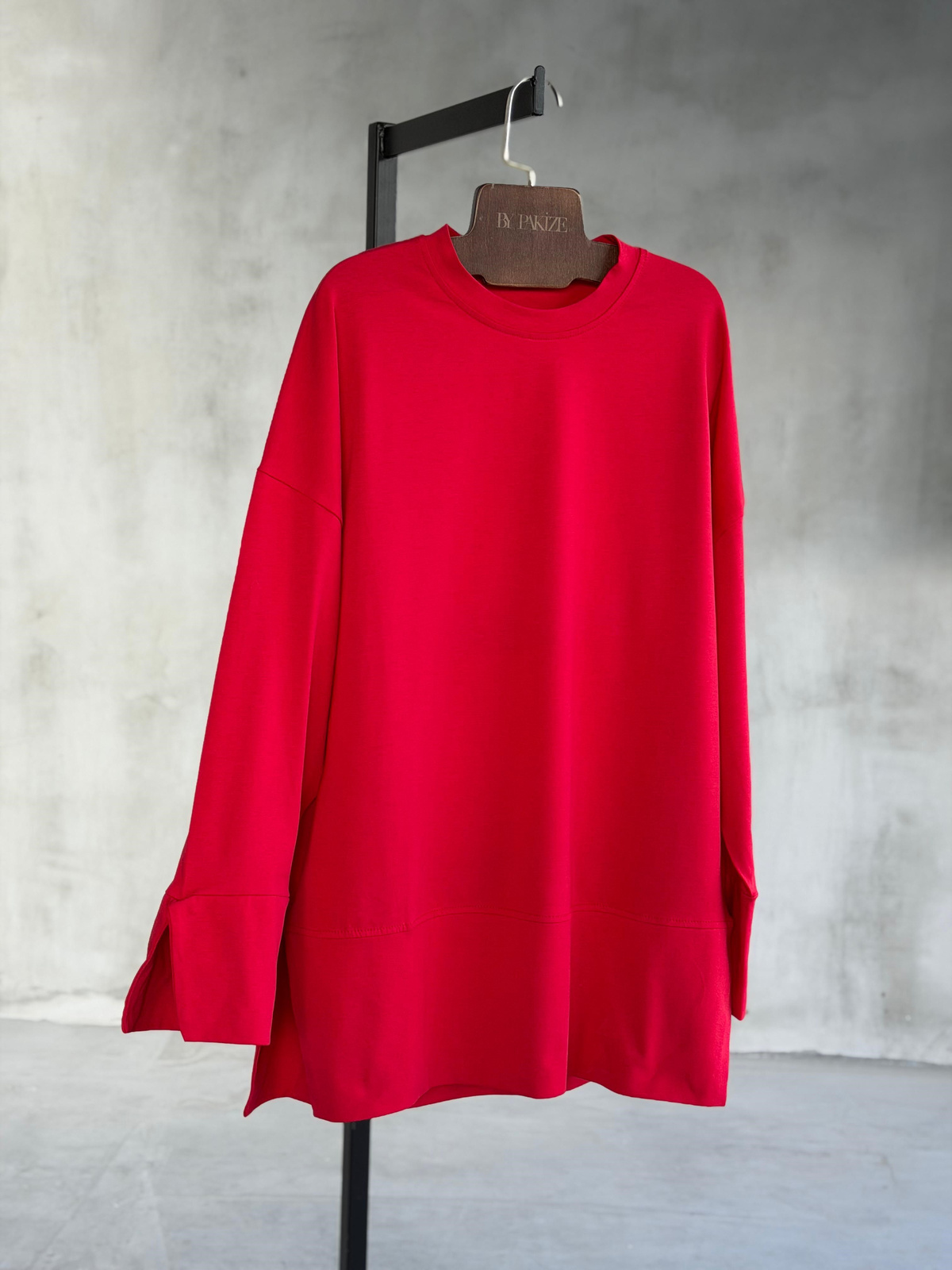 Basic Manşet Kollu Yırtmaç Detaylı Sweat (Kırmızı)