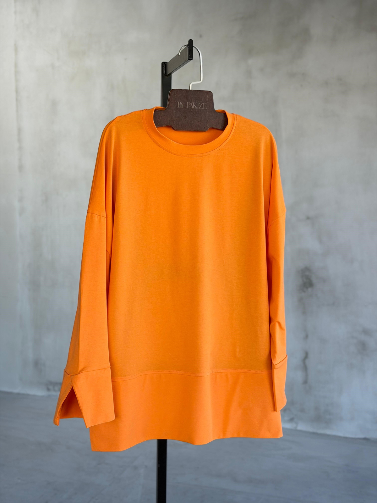 Basic Manşet Kollu Yırtmaç Detaylı Sweat (Oranj)