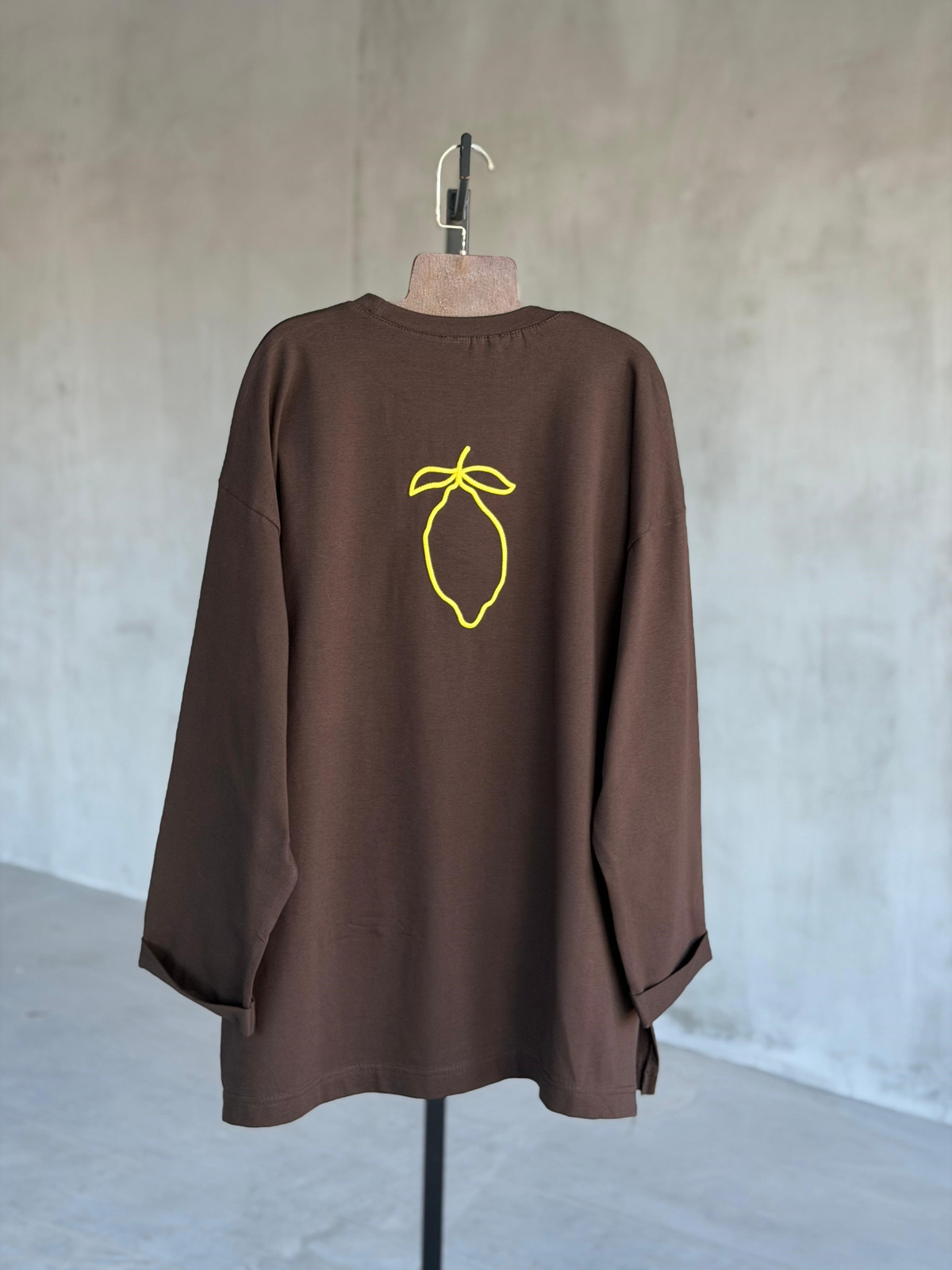 Basic Oversize Ön Arka Nakışlı Limon Tişört (Kahve)