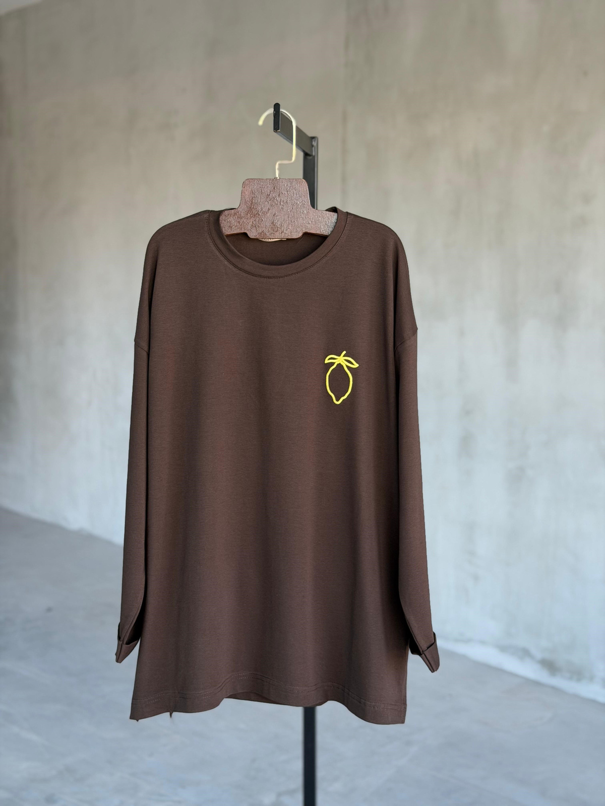 Basic Oversize Ön Arka Nakışlı Limon Tişört (Kahve)