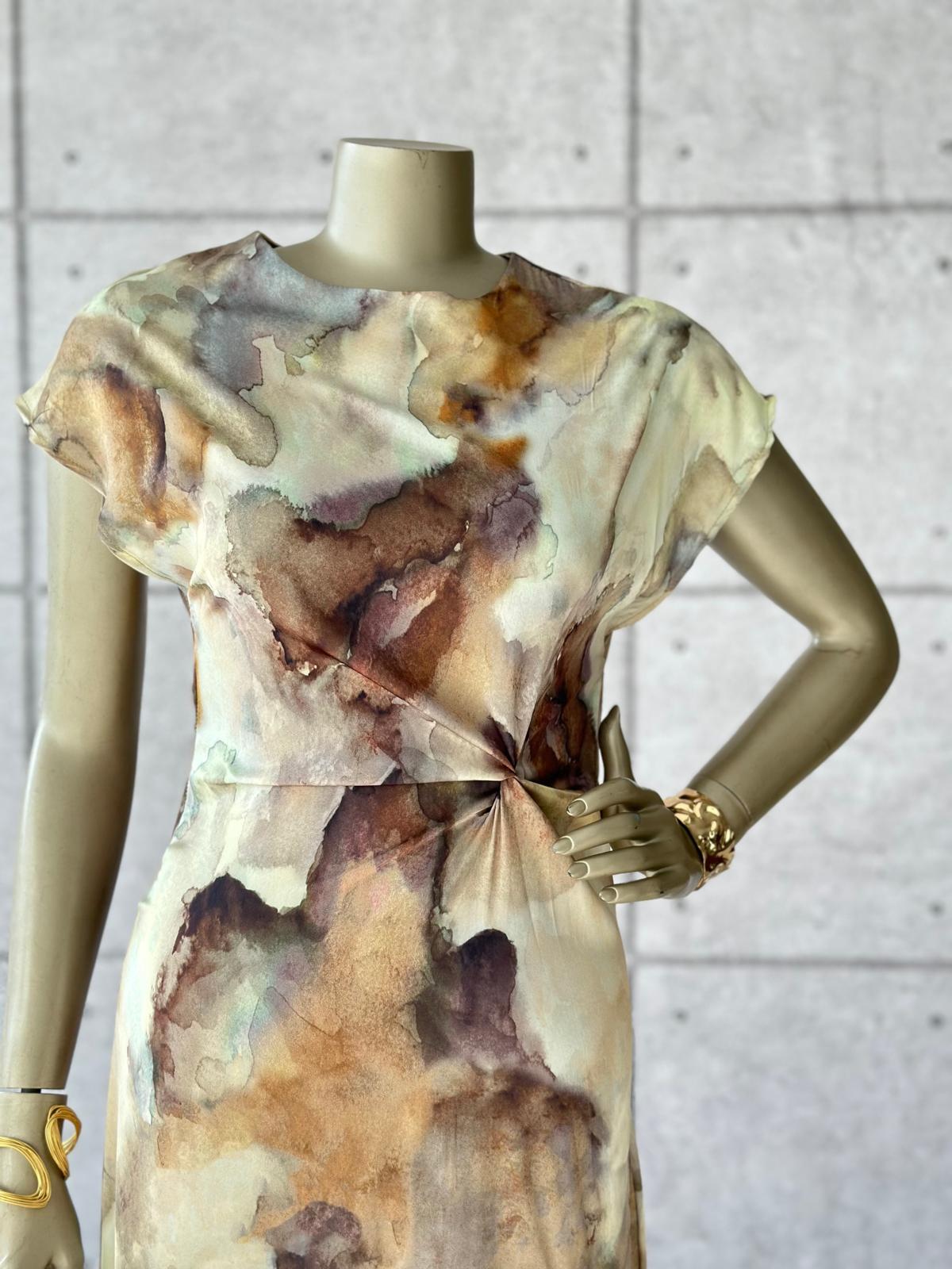 Batik Desen Geçişli Saten Büzgü Detaylı Elbise (Kahve)