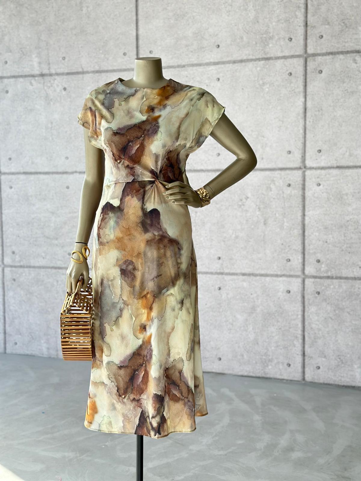 Batik Desen Geçişli Saten Büzgü Detaylı Elbise (Kahve)