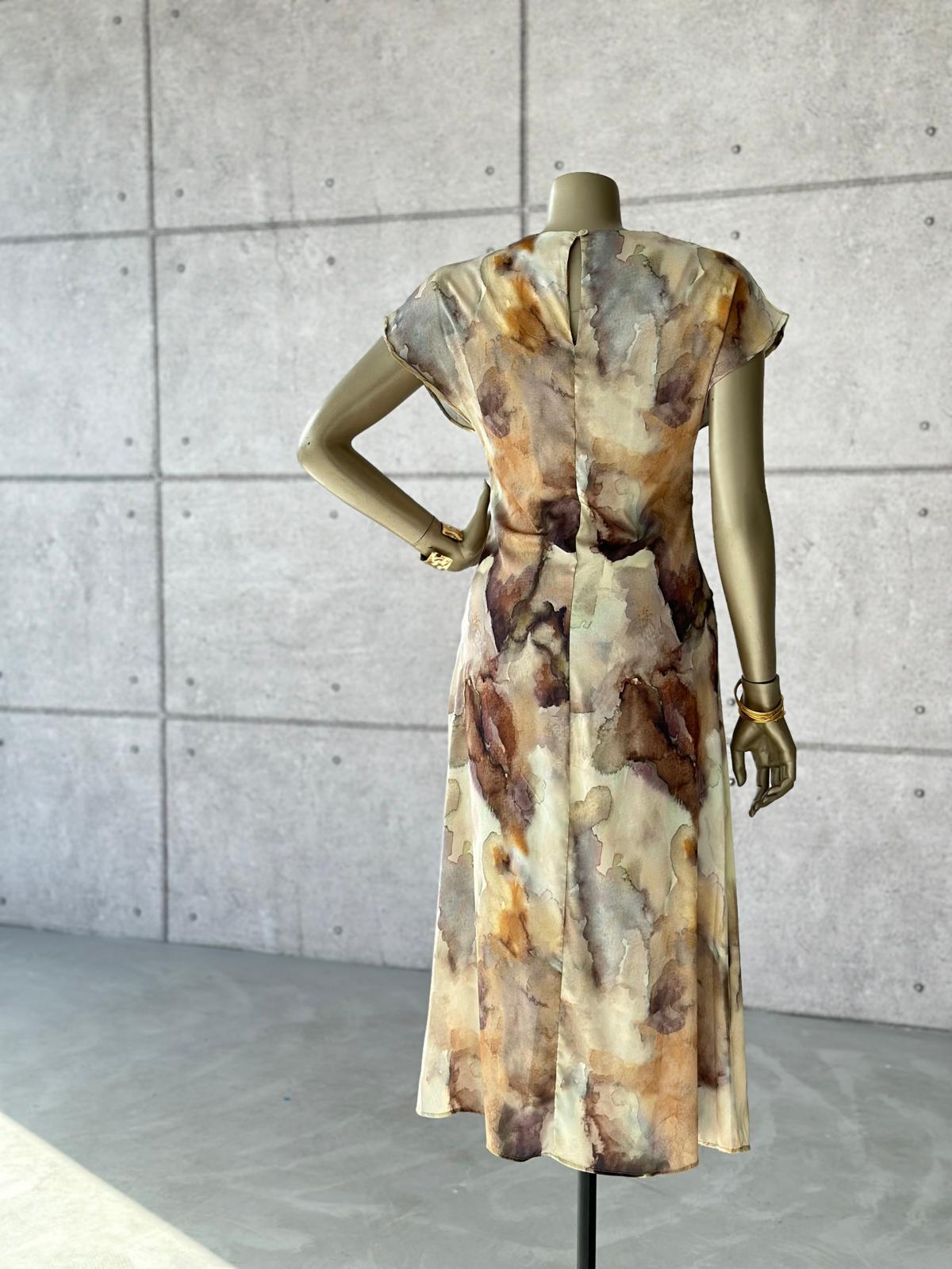 Batik Desen Geçişli Saten Büzgü Detaylı Elbise (Kahve)