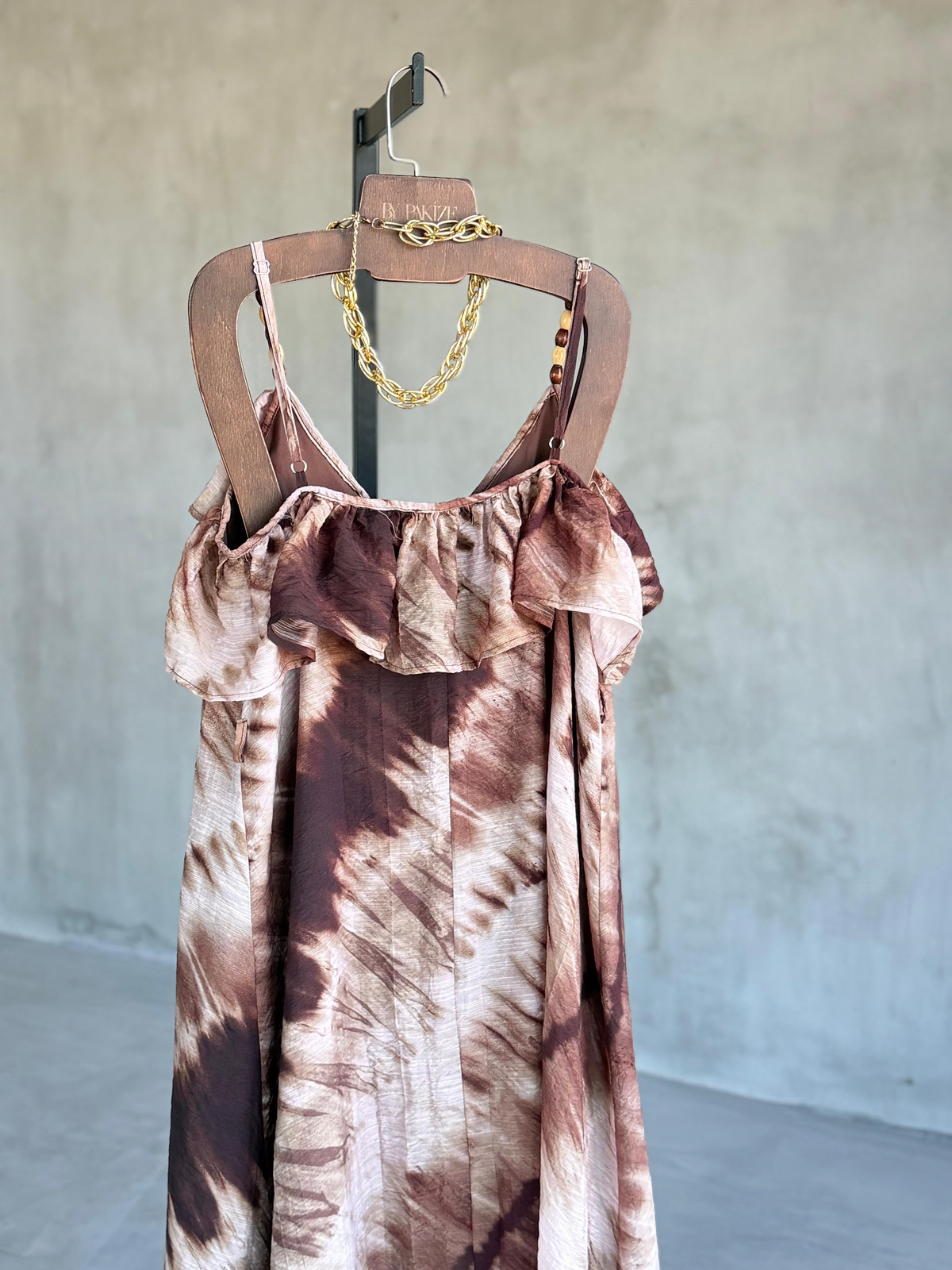 Batik Desenli Volanlı Askılı Elbise (Kahve)