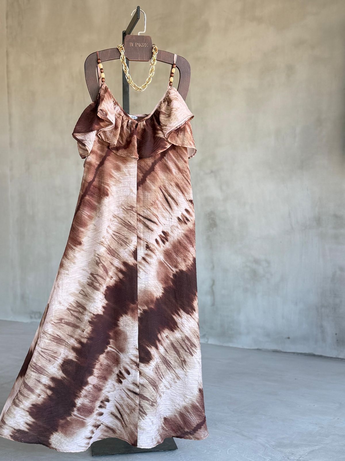 Batik Desenli Volanlı Askılı Elbise (Kahve)
