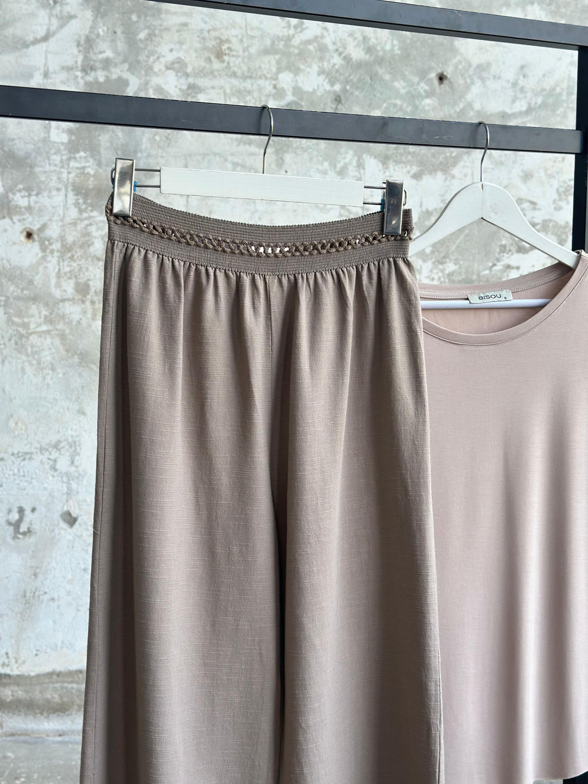 Bel Lastik Nakış Detaylı Organik Pantolon (Kahve)