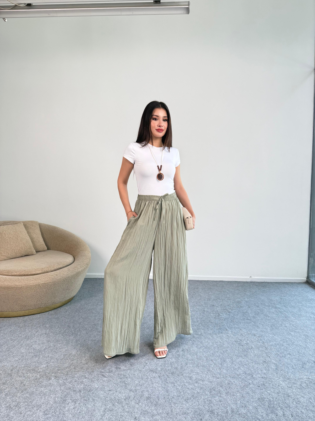 Belden Bağlama Detaylı Kırışık Saten Pantolon (Haki)
