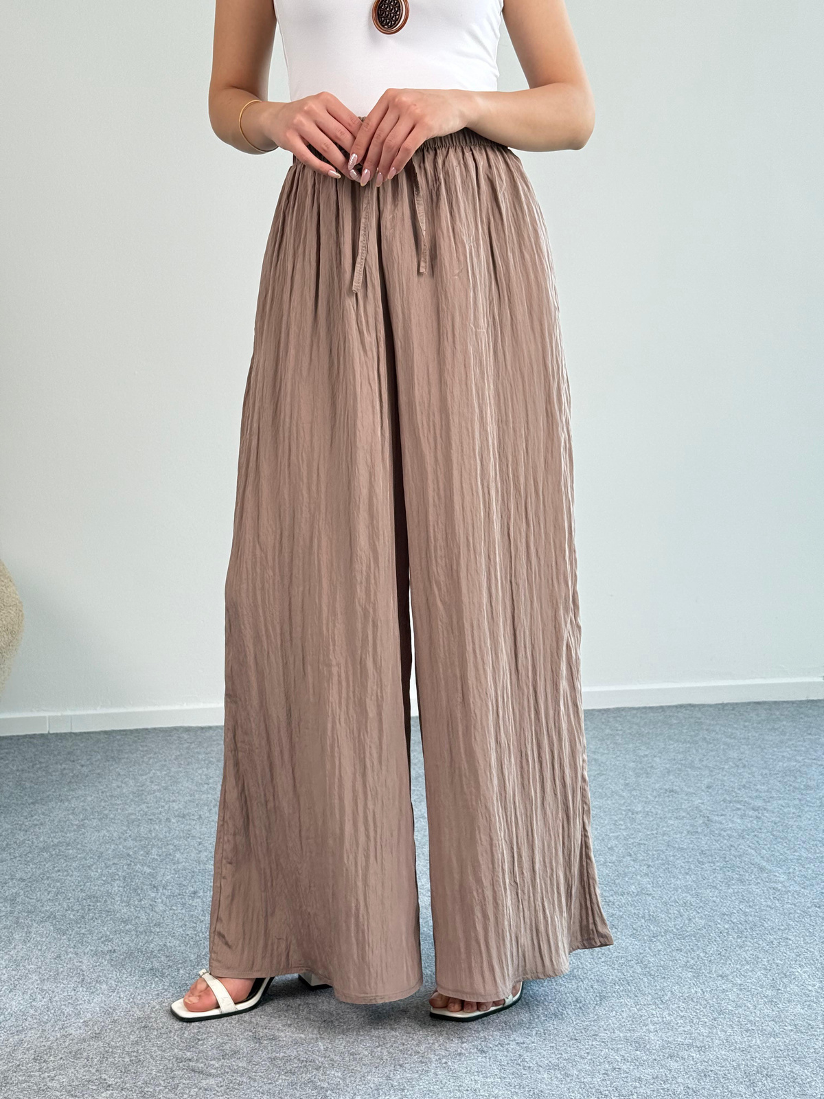 Belden Bağlama Detaylı Kırışık Saten Pantolon (Camel)