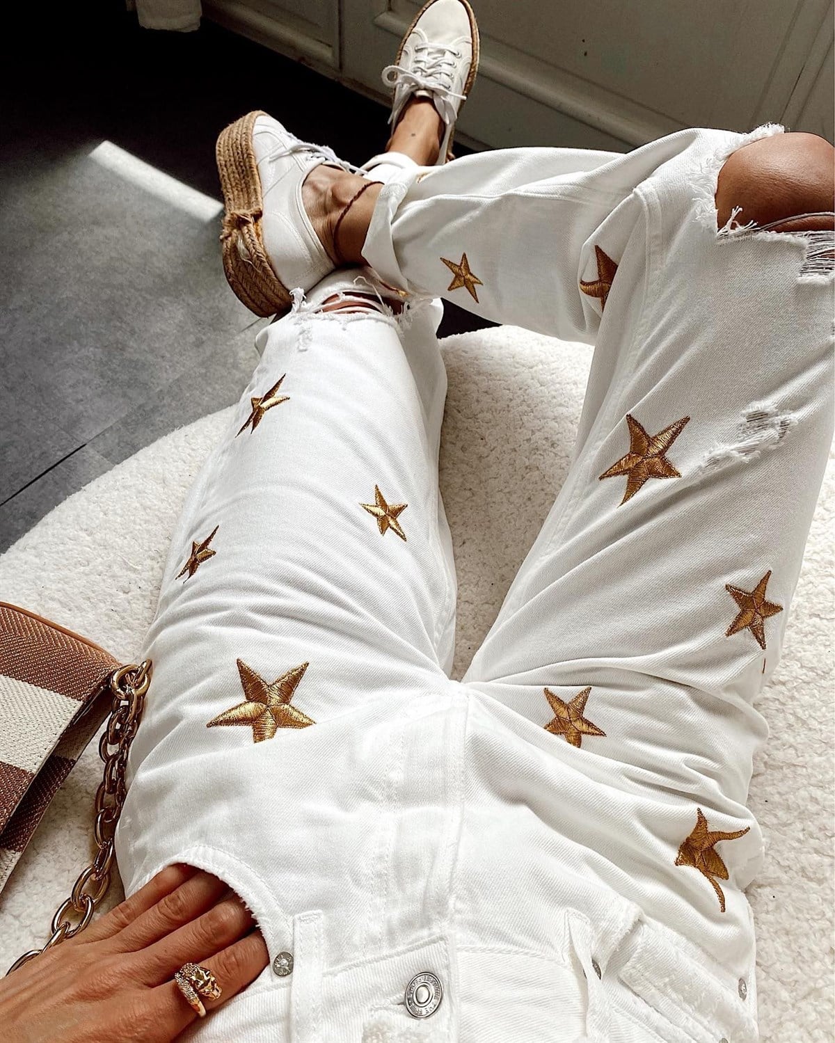 Beyaz İki Dizi Yırtık Gold Varaklı Yıldız Nakış Detay Star Mom Jean