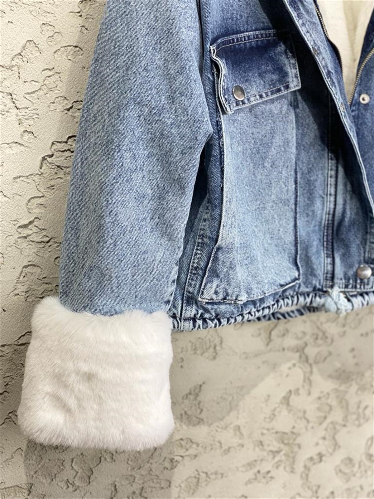 BEYAZ KÜRKLÜ DENİM KADIN MONT MAVİ