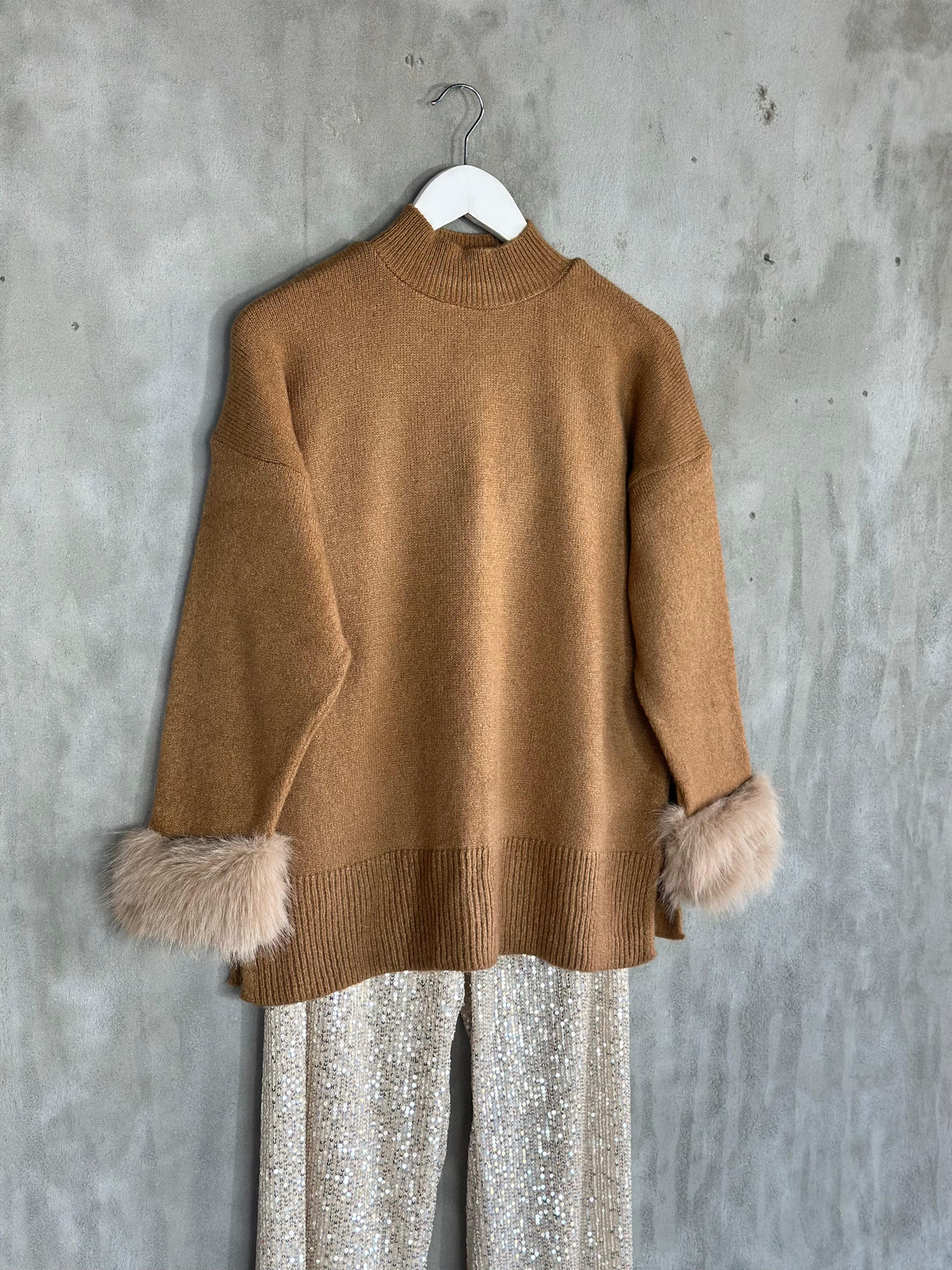 Bilekten Tüy Detaylı Yumoş Kazak (Camel)