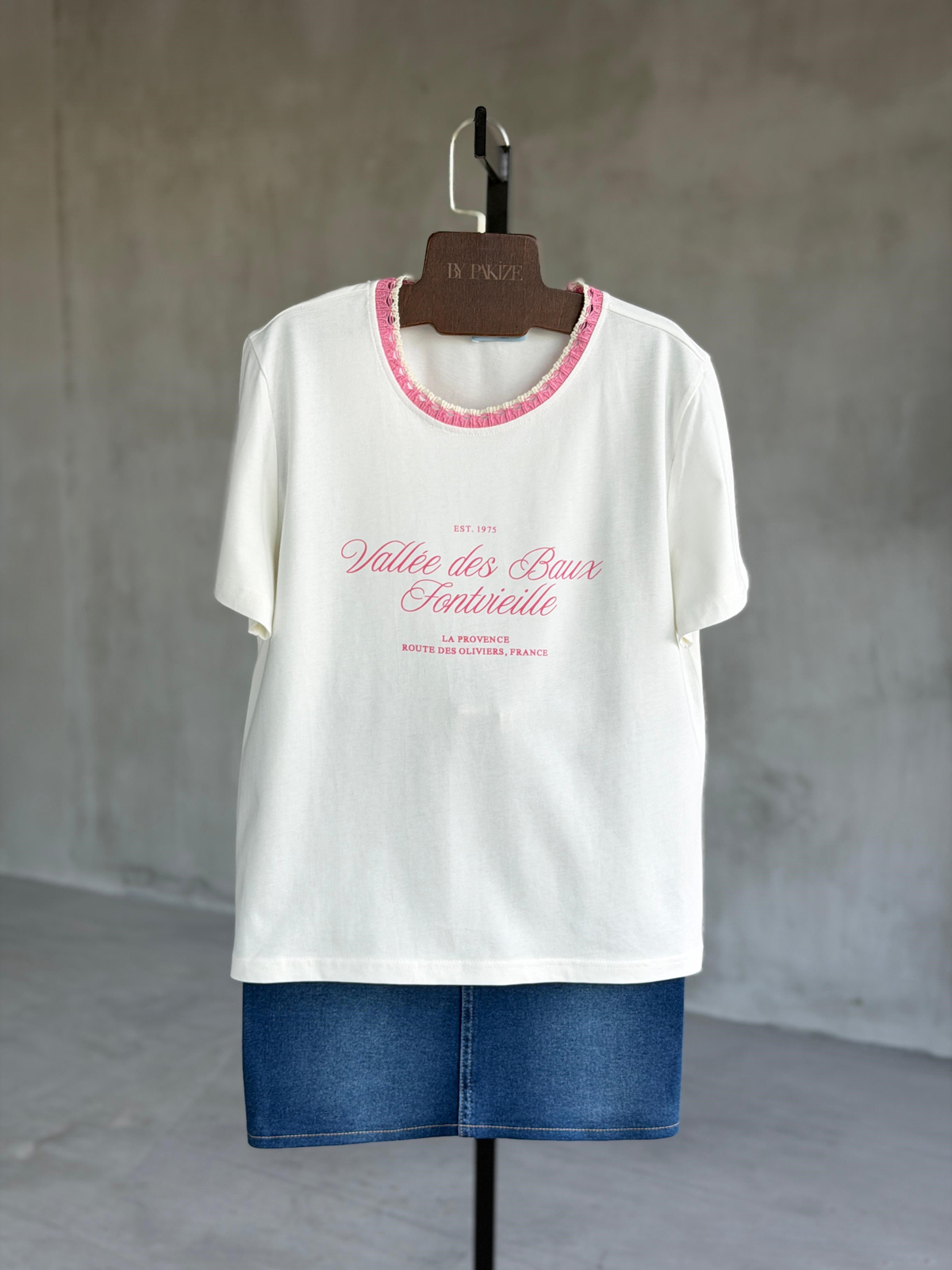 Biyeli Yaka Yazı Baskılı Tişört (Pembe)