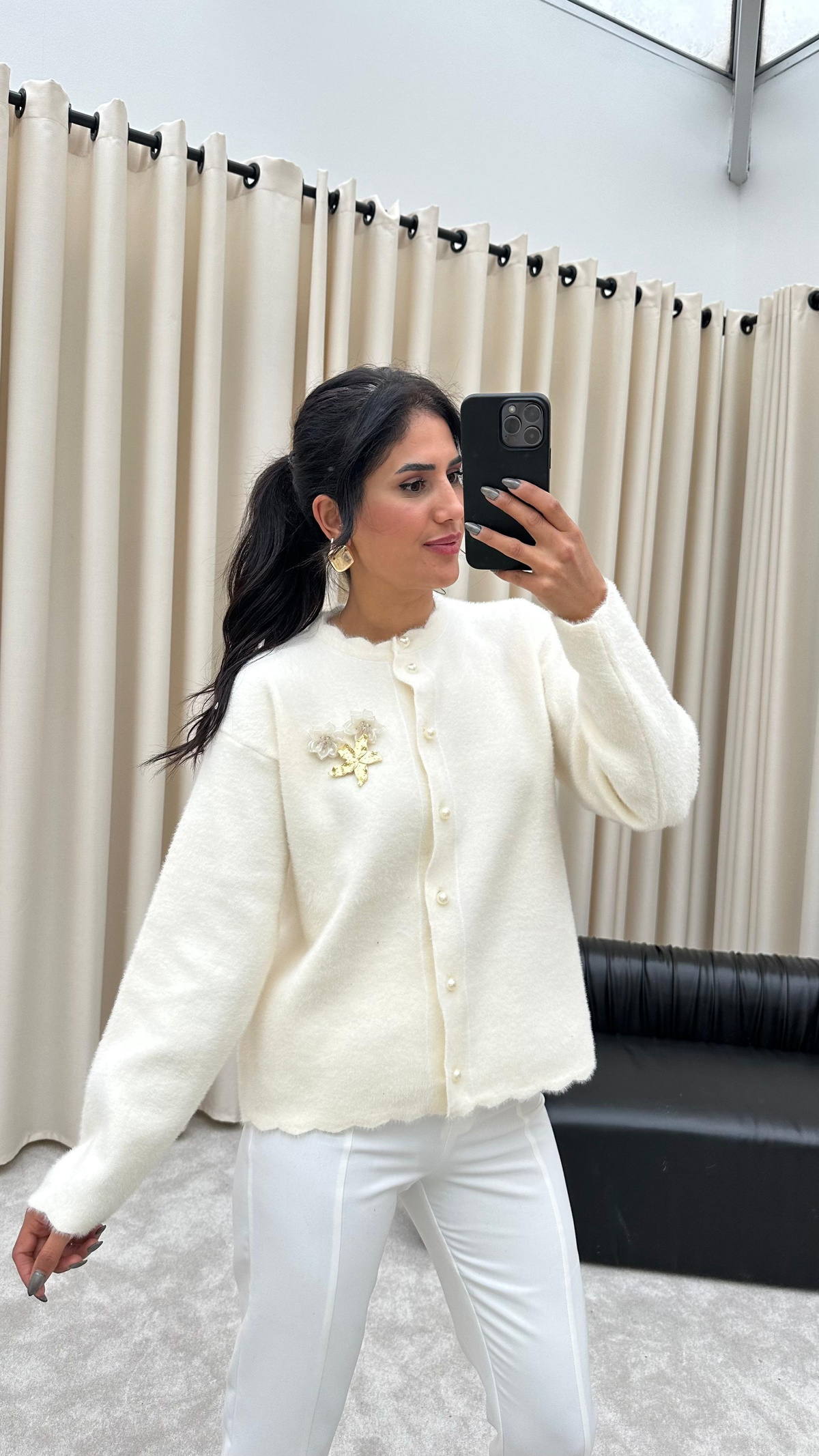 Broş Detaylı İnci Düğmeli Angora Hırka (Beyaz)