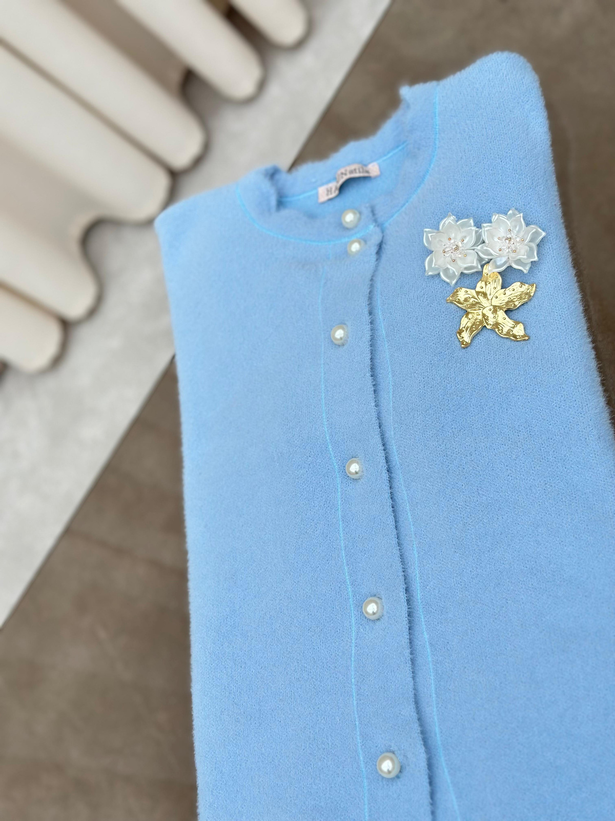 Broş Detaylı İnci Düğmeli Angora Hırka (Bebe Mavisi)