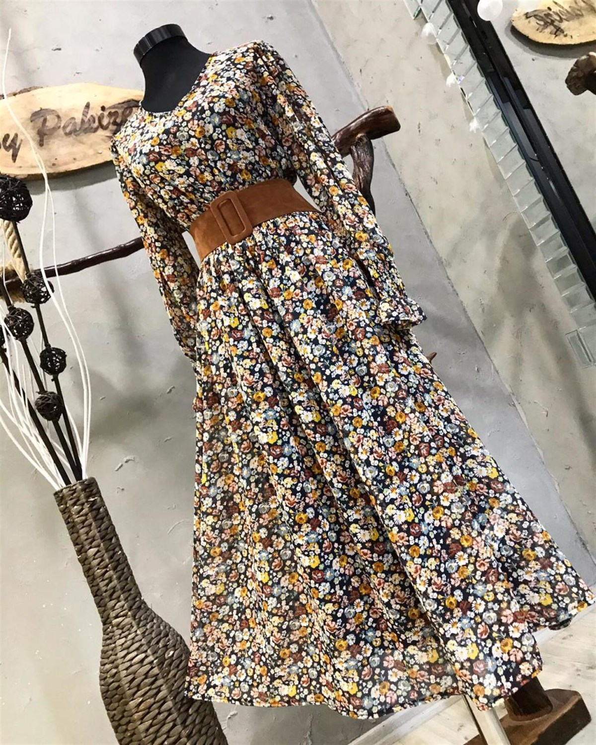 Çiçek Desenli Şifon Kumaş Midi Elbise