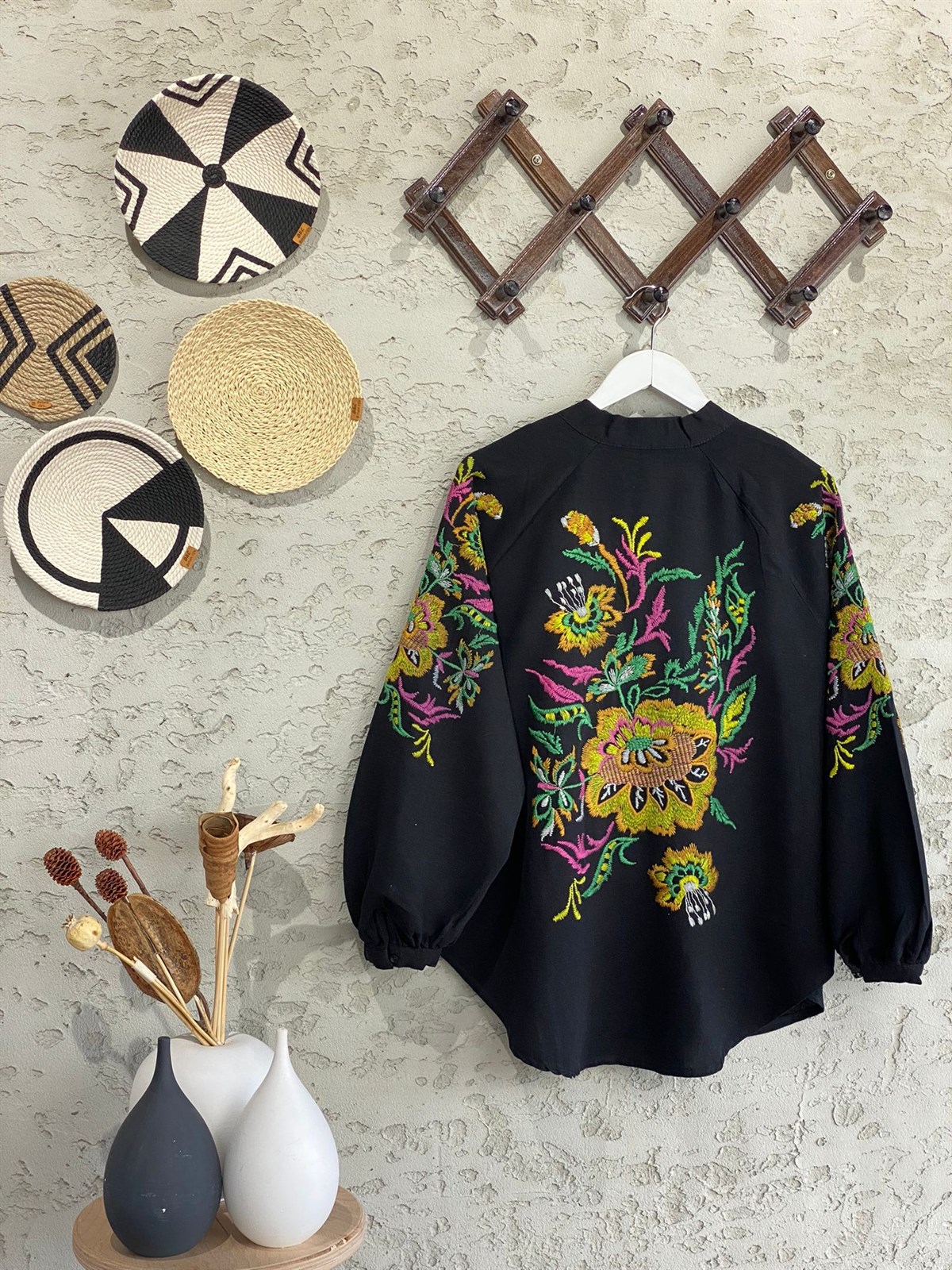 Çiçek İşlemeli Keten Kimono (Siyah)