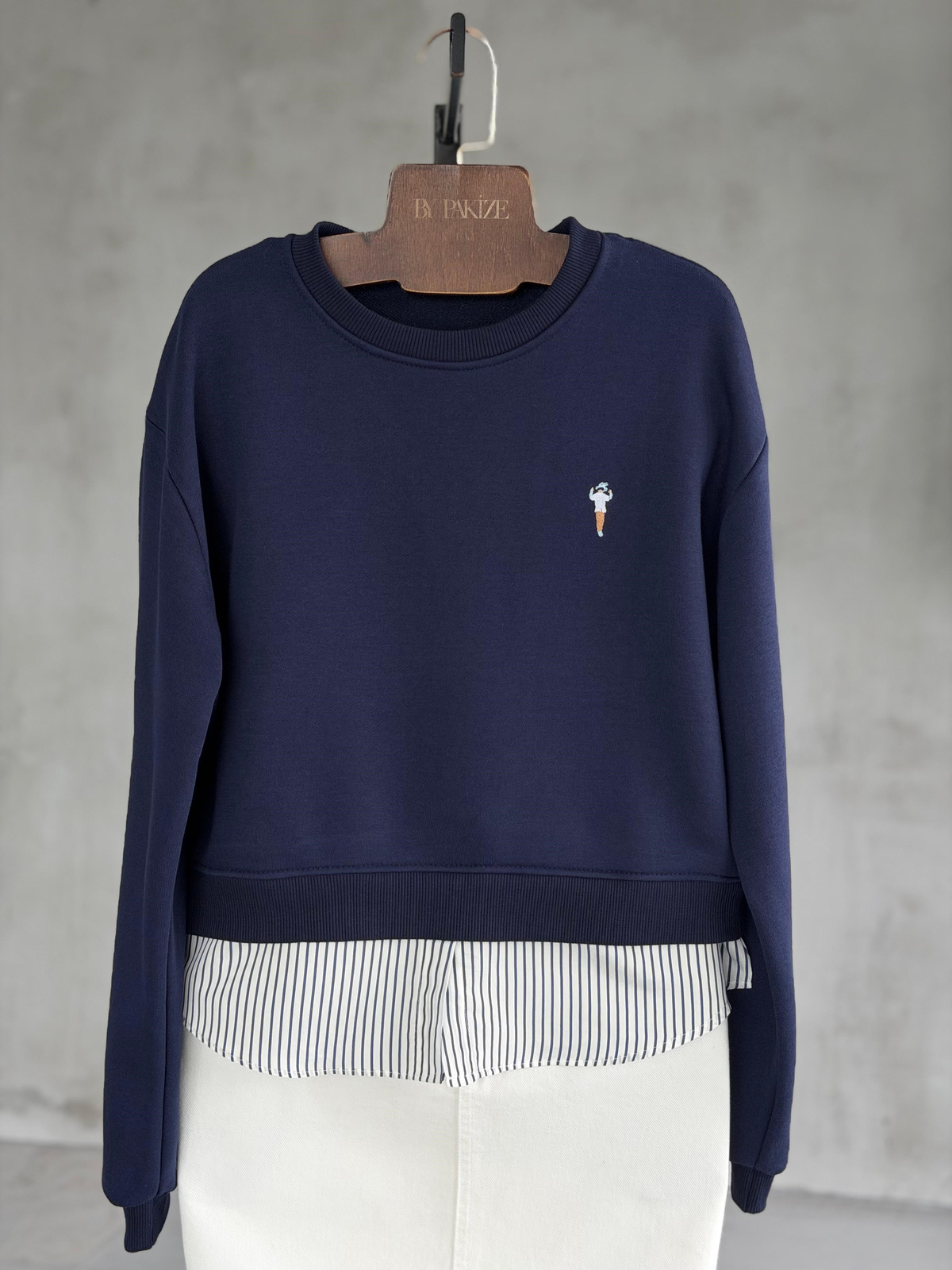 Çıkarılabilir Gömlek Yakalı Armalı Katmanlı Görünümlü Sweatshirt (Lacivert)