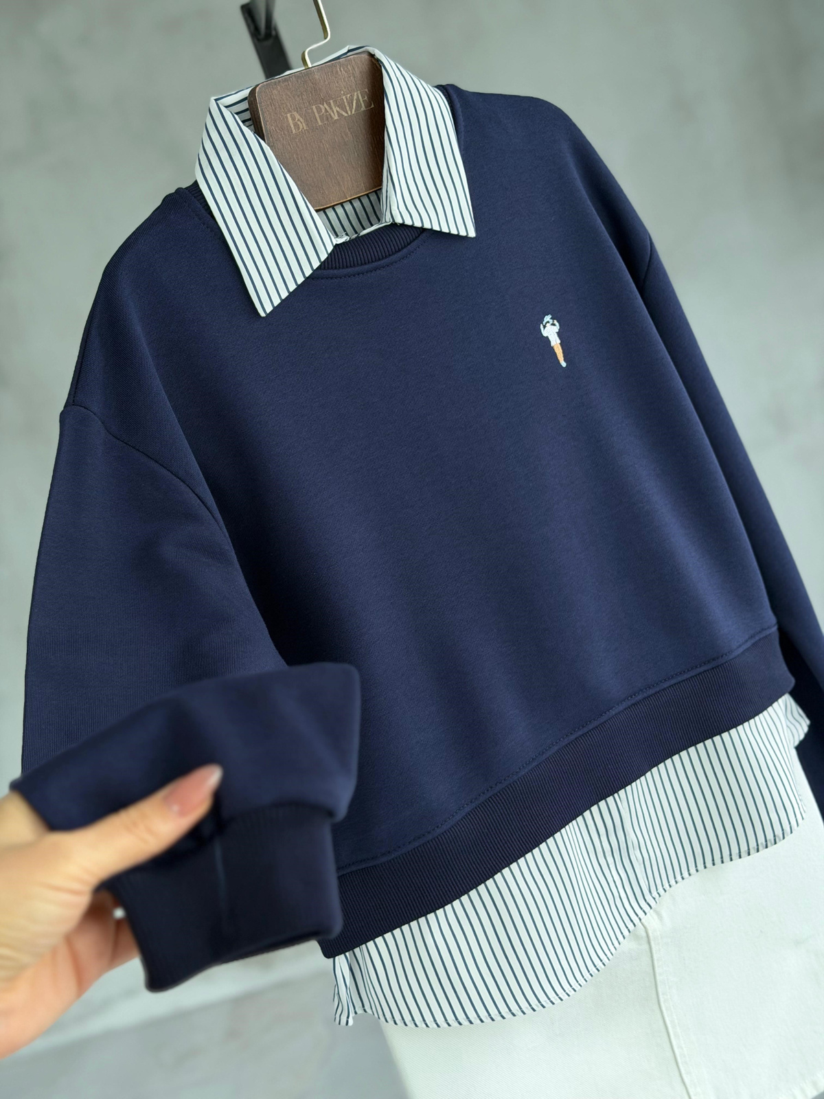 Çıkarılabilir Gömlek Yakalı Armalı Katmanlı Görünümlü Sweatshirt (Lacivert)