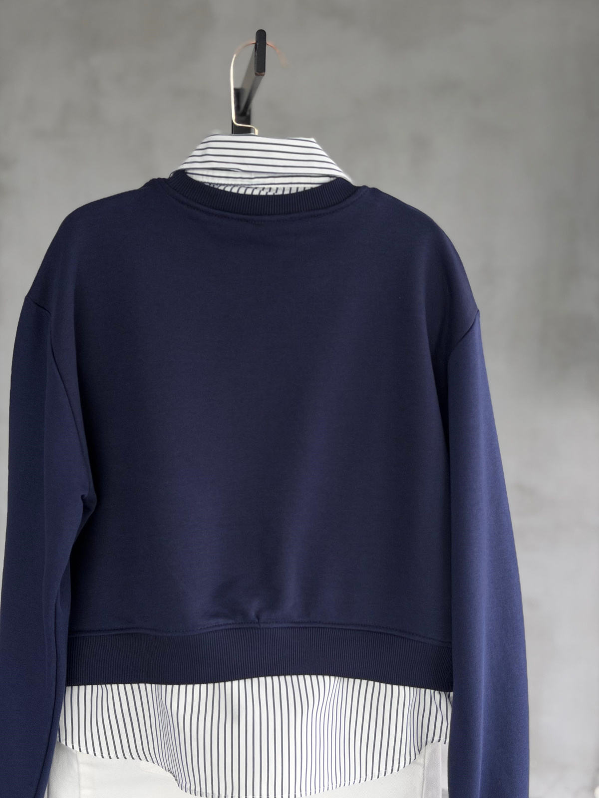 Çıkarılabilir Gömlek Yakalı Armalı Katmanlı Görünümlü Sweatshirt (Lacivert)