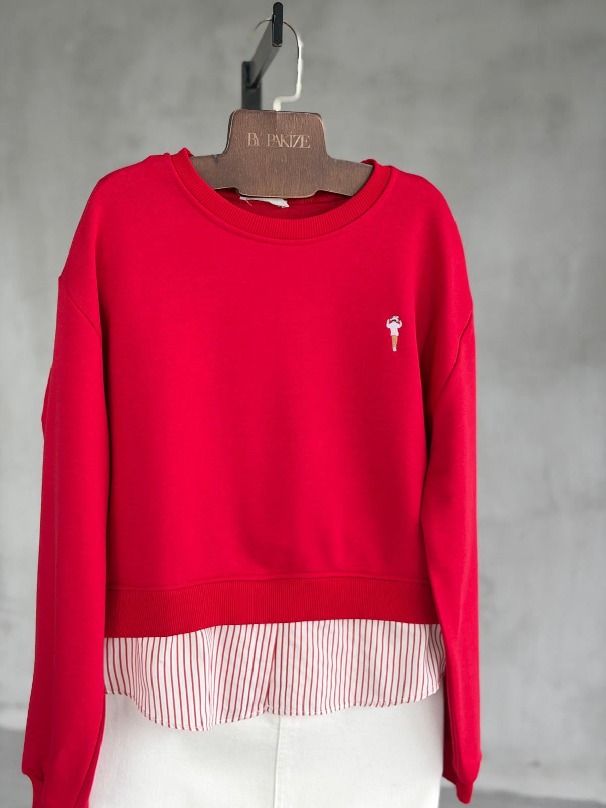 Çıkarılabilir Gömlek Yakalı Armalı Katmanlı Görünümlü Sweatshirt (Kırmızı)