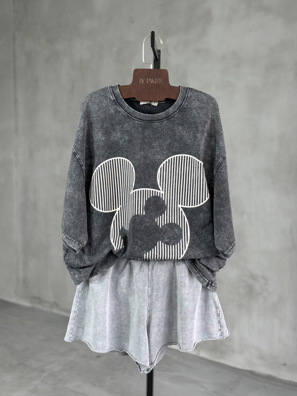 Çizgili Mickey Baskılı Taş Yıkama Oversize Dokuma Tişört (Gri)