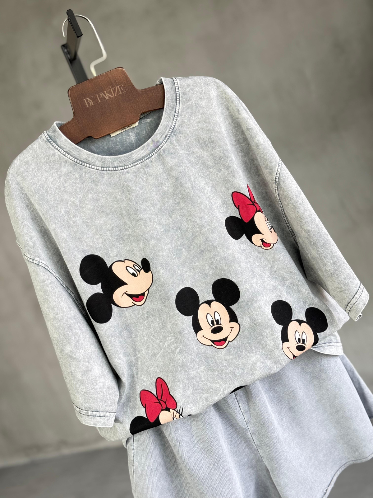 Çoklu Mickey Baskılı Taş Yıkama Oversize Dokuma Tişört (Gri)