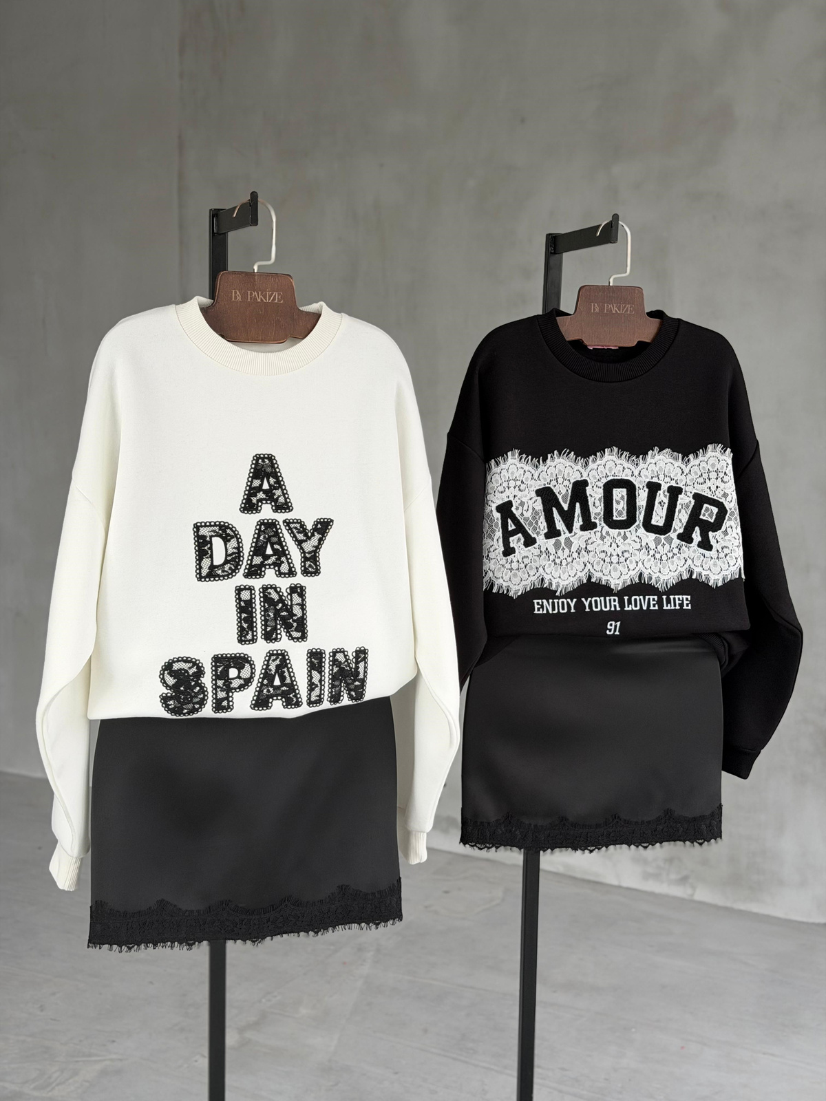 Dantel Nakış Yazılı Şardonlu Sweatshirt (Ekru)