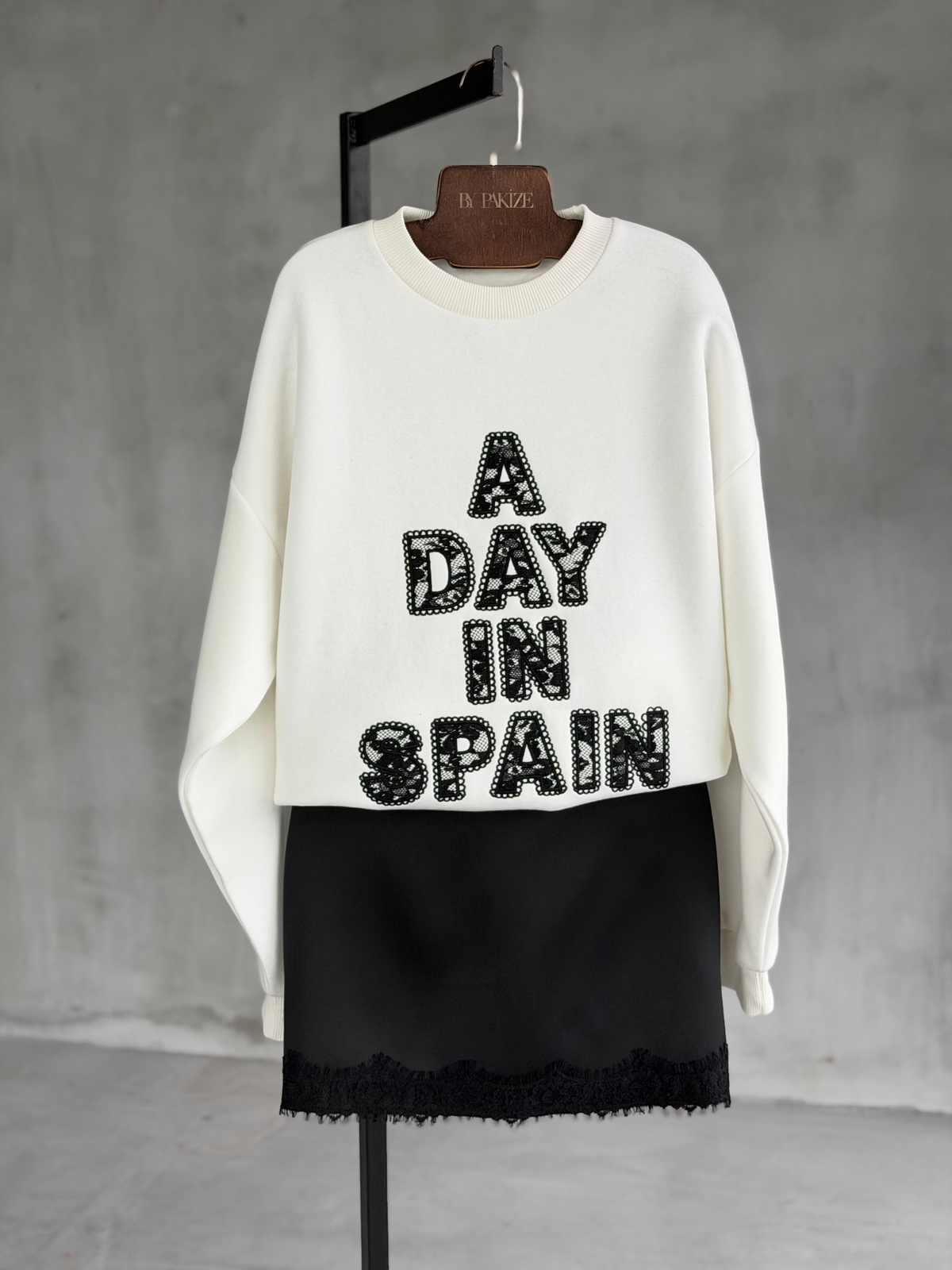 Dantel Nakış Yazılı Şardonlu Sweatshirt (Ekru)