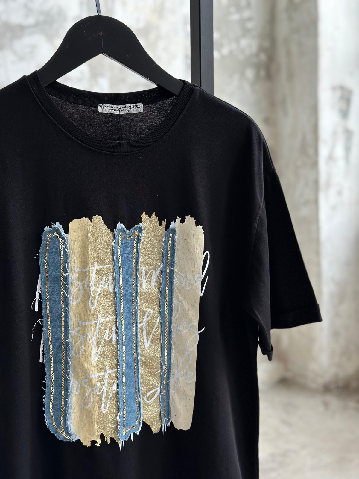 Denim Kot Detaylı Varak Baskılı Tişört (Siyah/Beyaz)