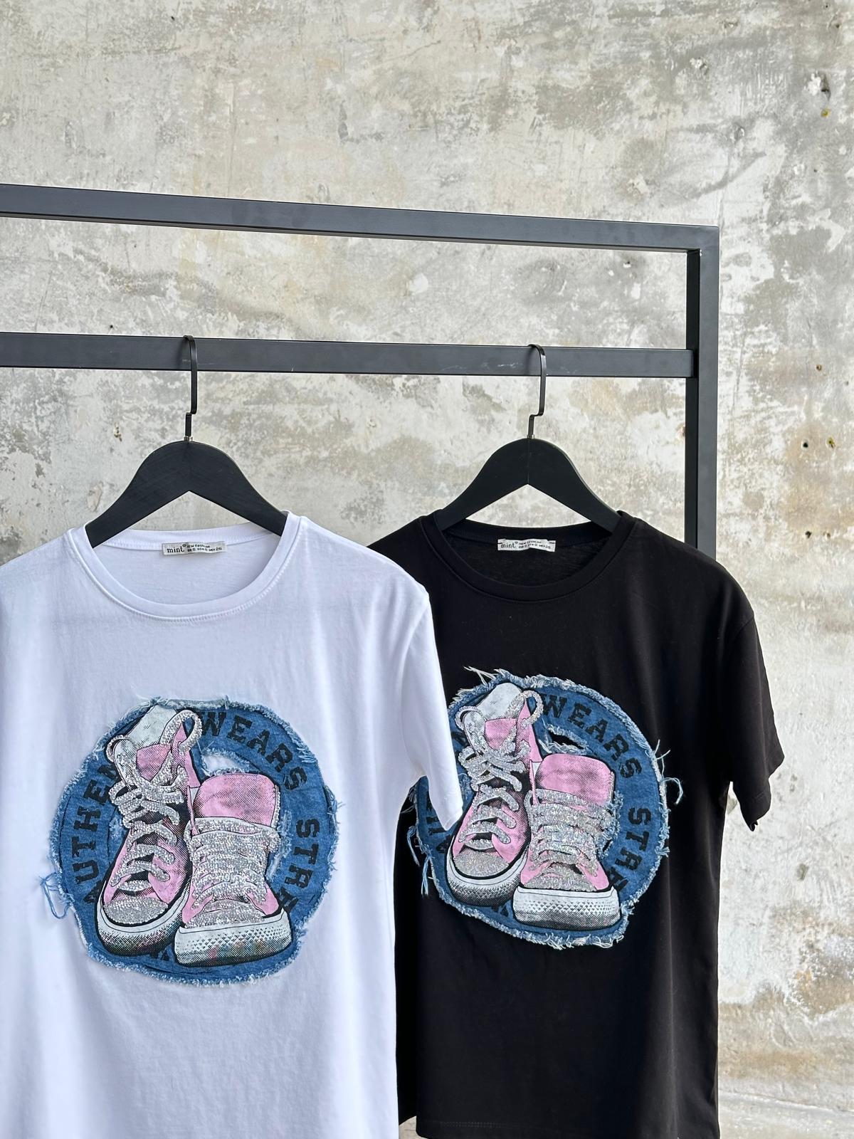 Denim Kot Üzerine Ayakkabı Baskılı Tişört (Beyaz/Siyah)
