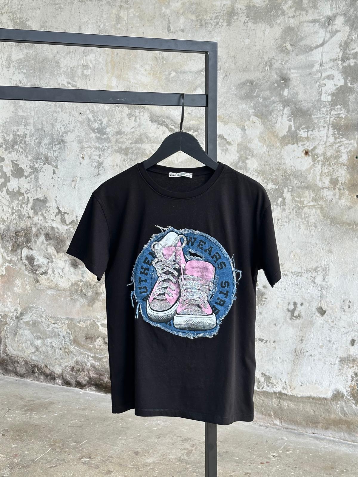 Denim Kot Üzerine Ayakkabı Baskılı Tişört (Beyaz/Siyah)