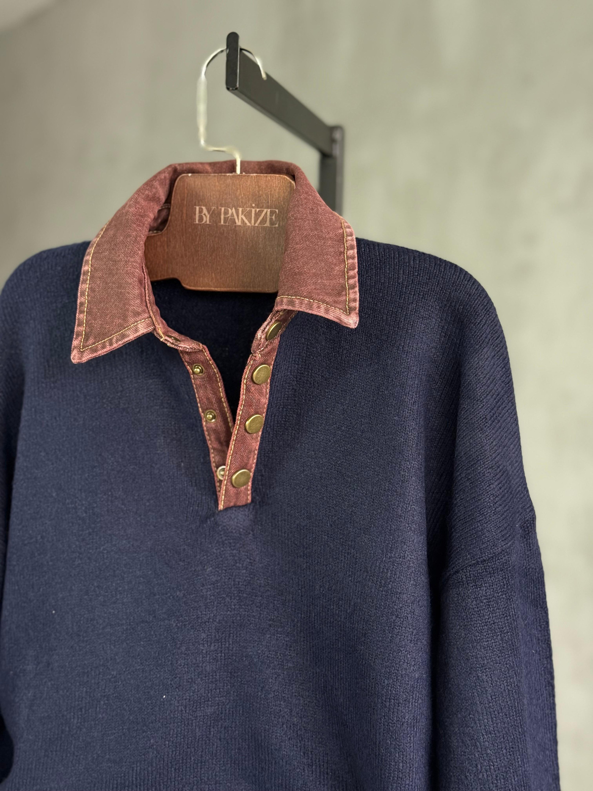 Denim Yakalı Yumoş Kazak (Lacivert)