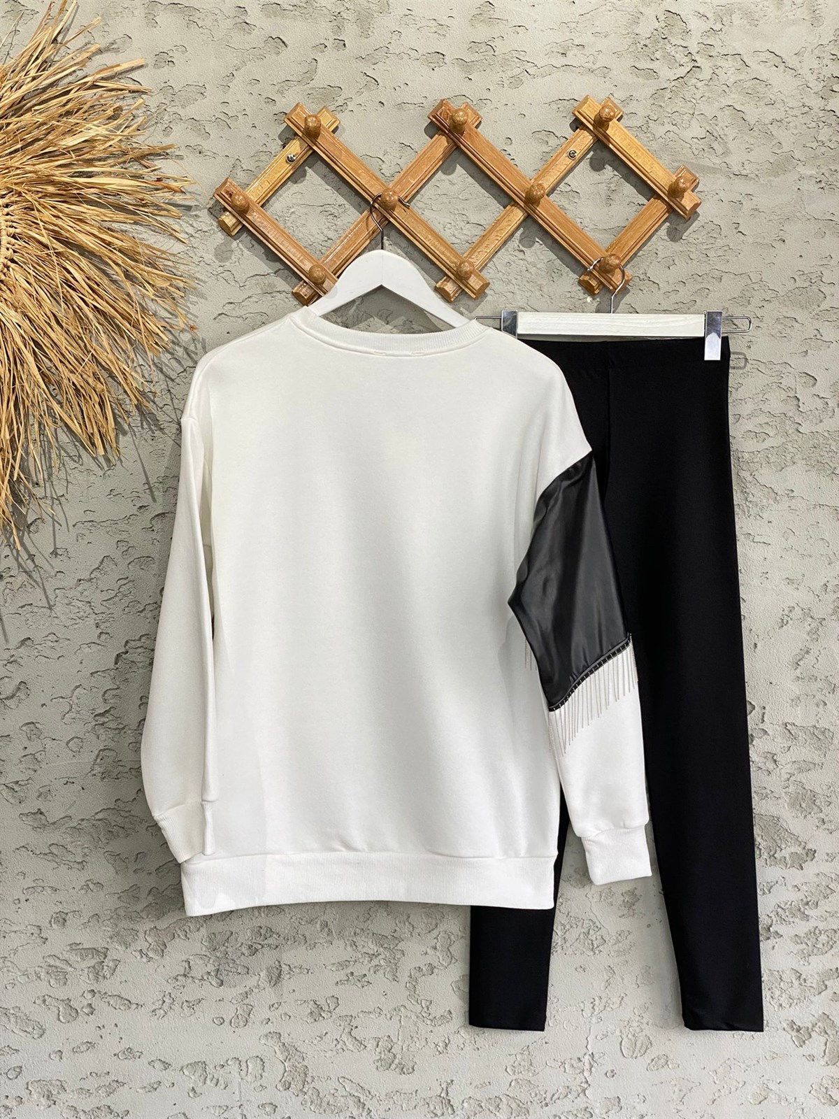 Deri Detaylı Beyaz Sweatshirt