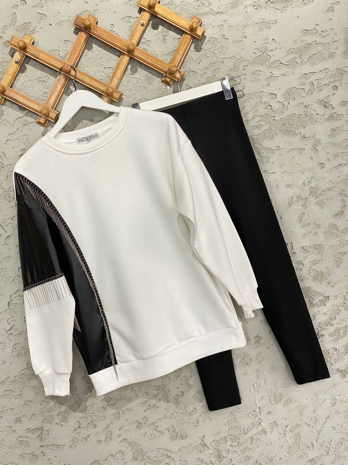 Deri Detaylı Beyaz Sweatshirt