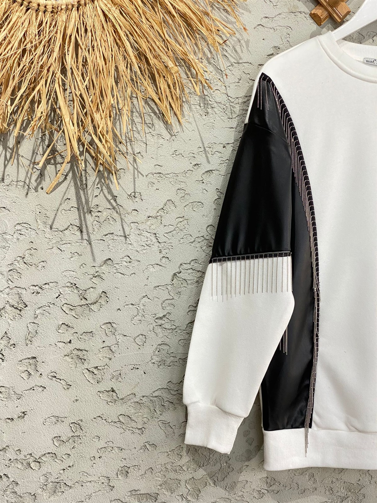 Deri Detaylı Beyaz Sweatshirt