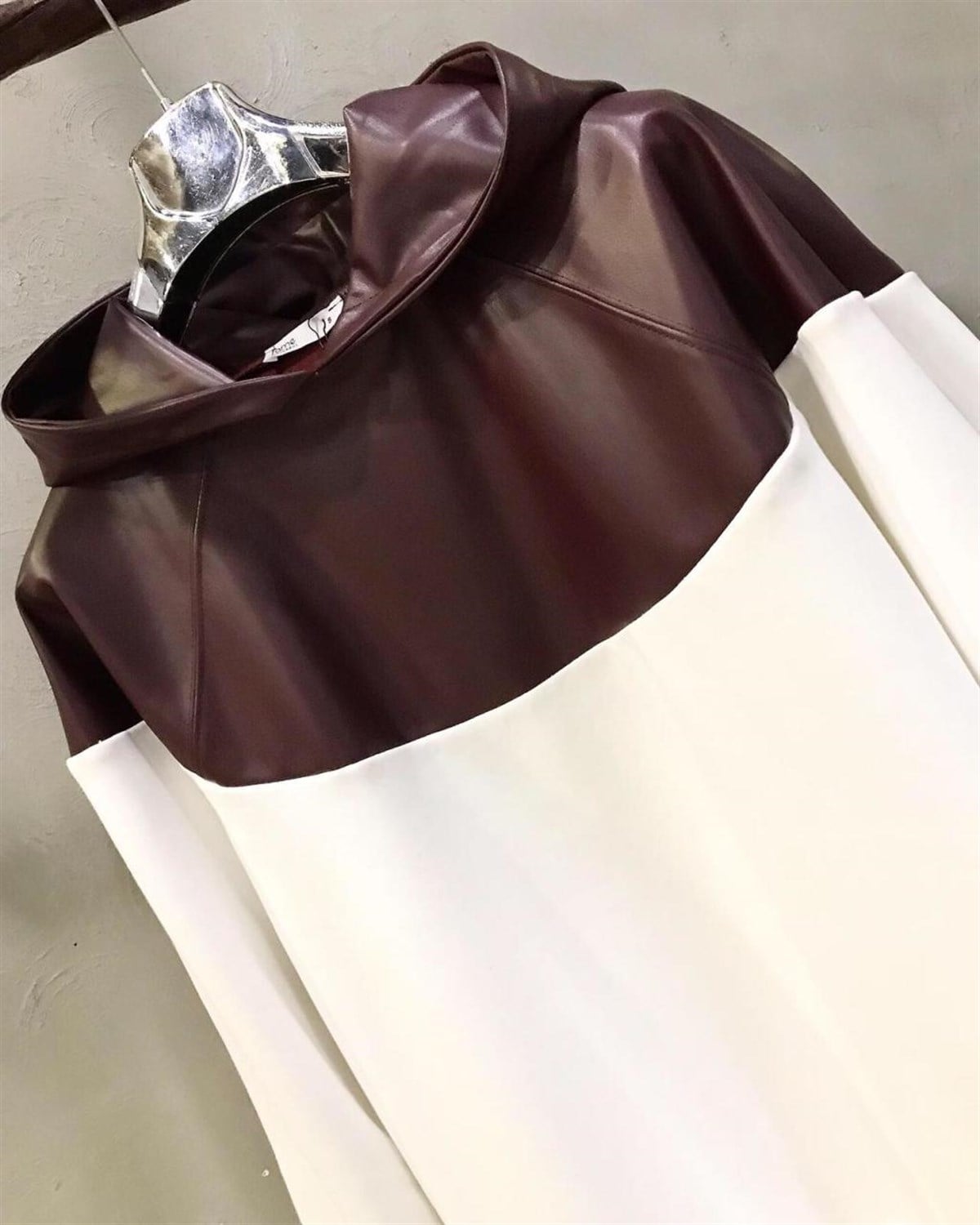 Deri Detaylı Kapşonlu Sweatshirt