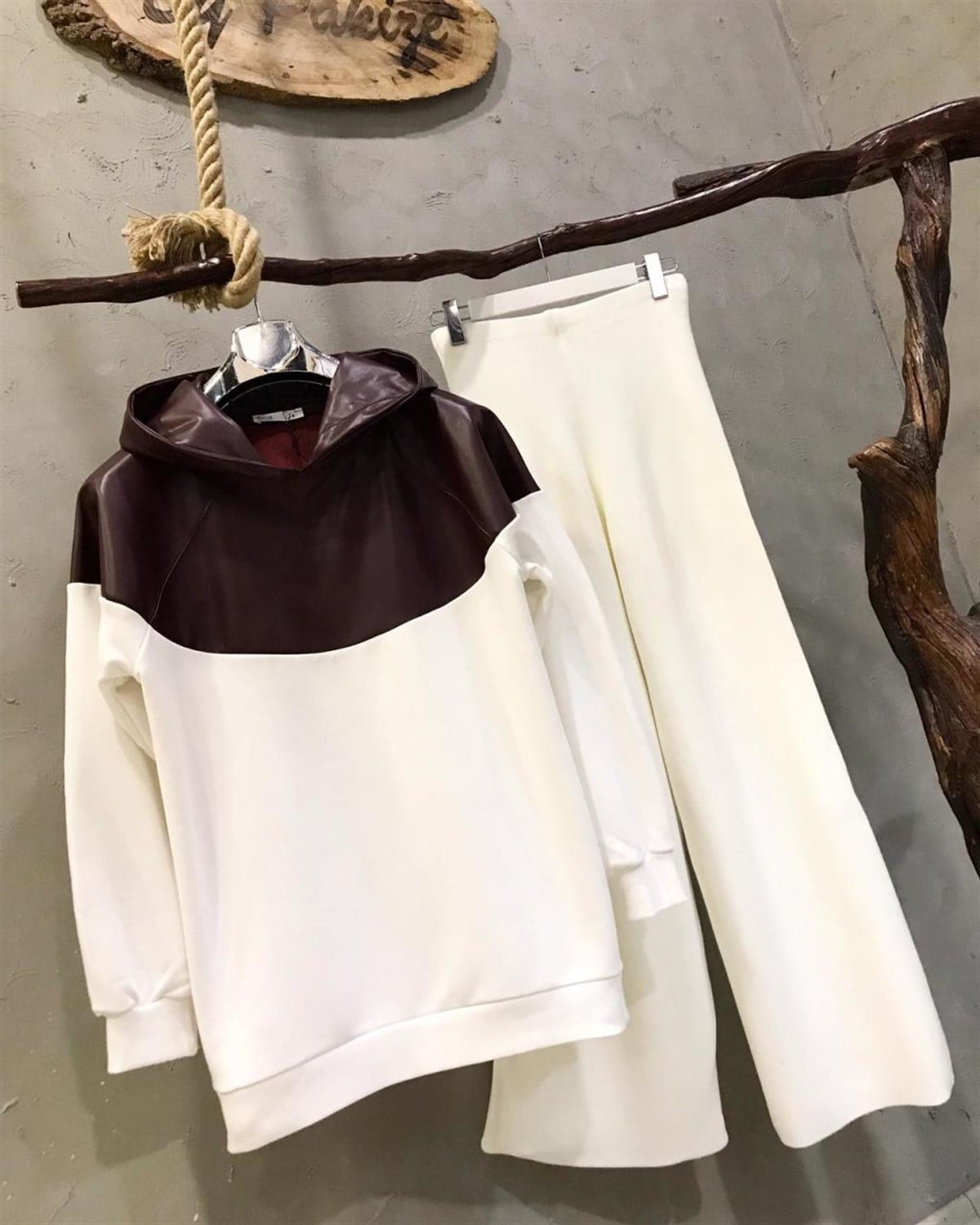 Deri Detaylı Kapşonlu Sweatshirt