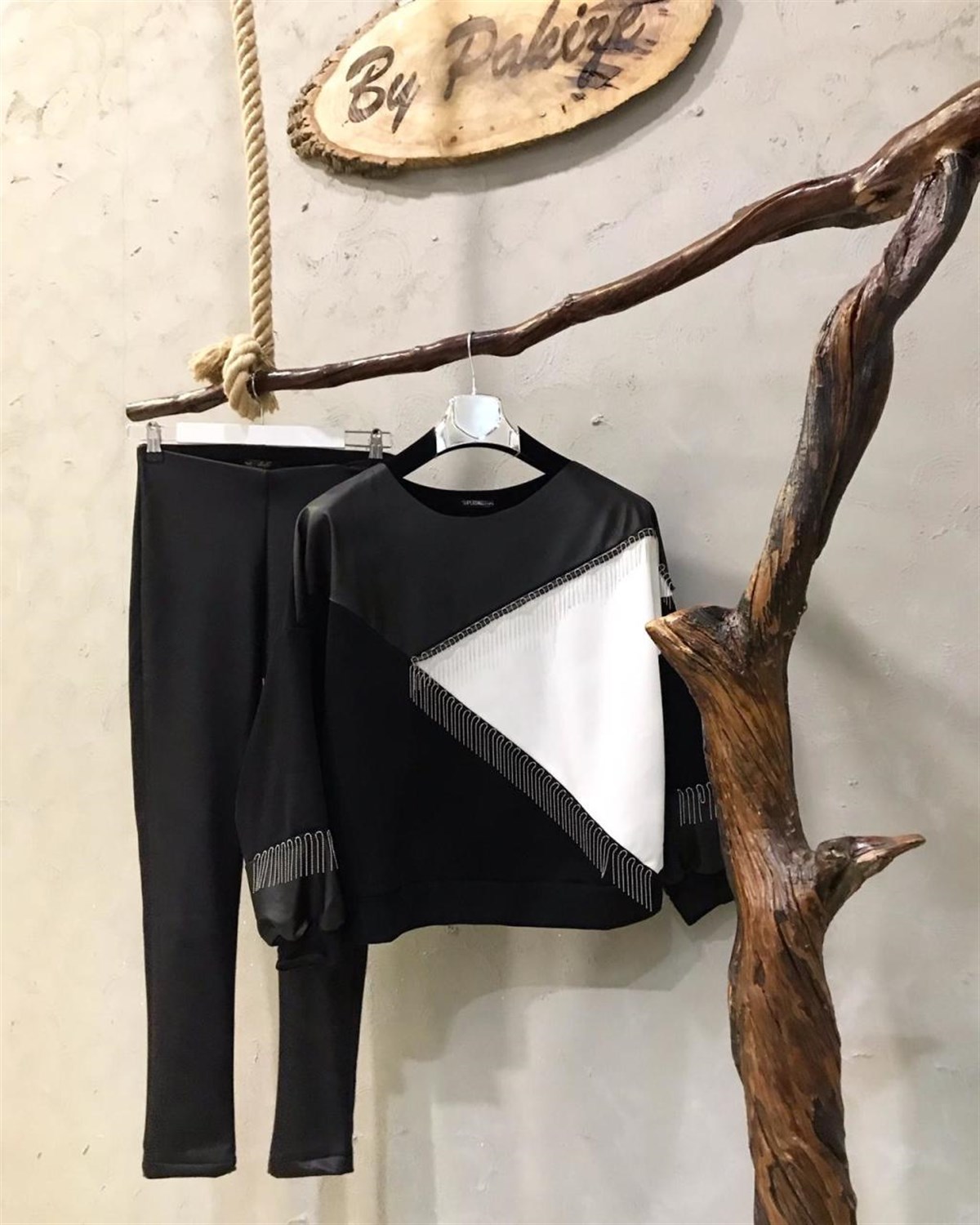 Deri ve Zincir Detaylı Sweatshirt