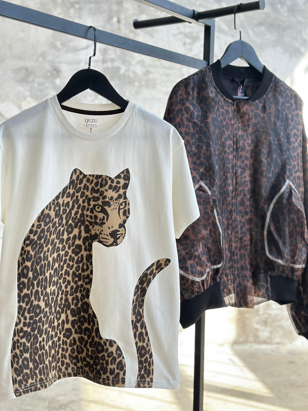 Dokuma Kumaş Leopar Desenli Tişört (Beyaz)