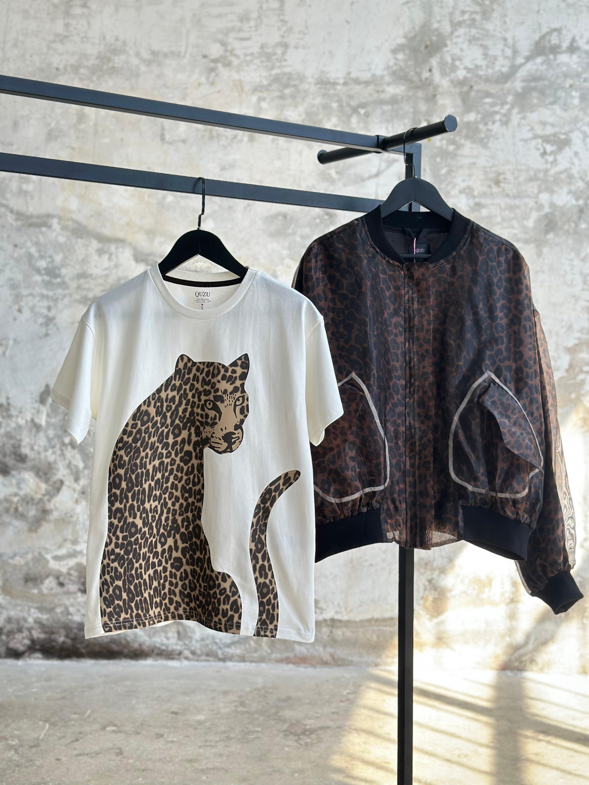 Dokuma Kumaş Leopar Desenli Tişört (Beyaz)