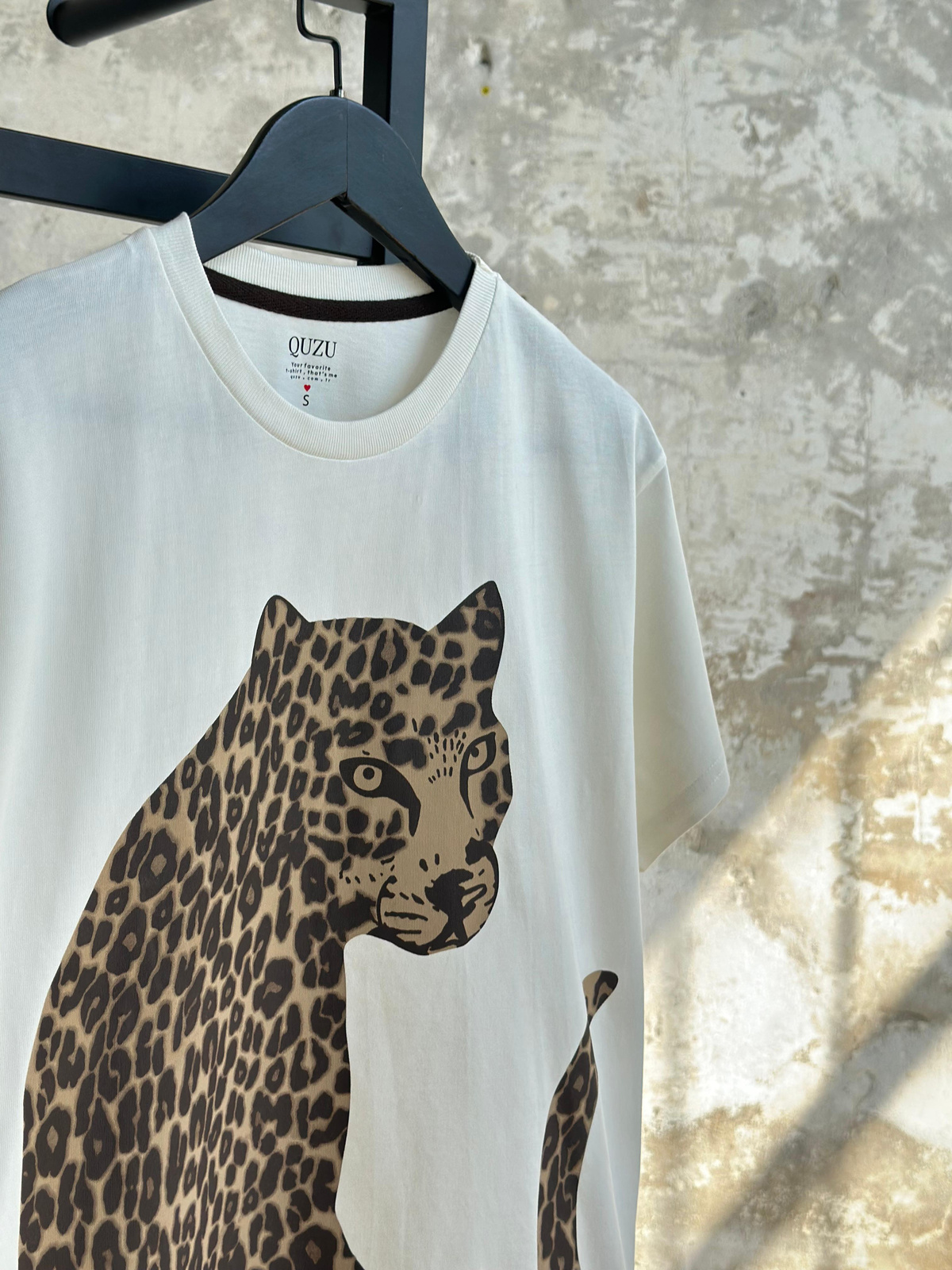 Dokuma Kumaş Leopar Desenli Tişört (Beyaz)