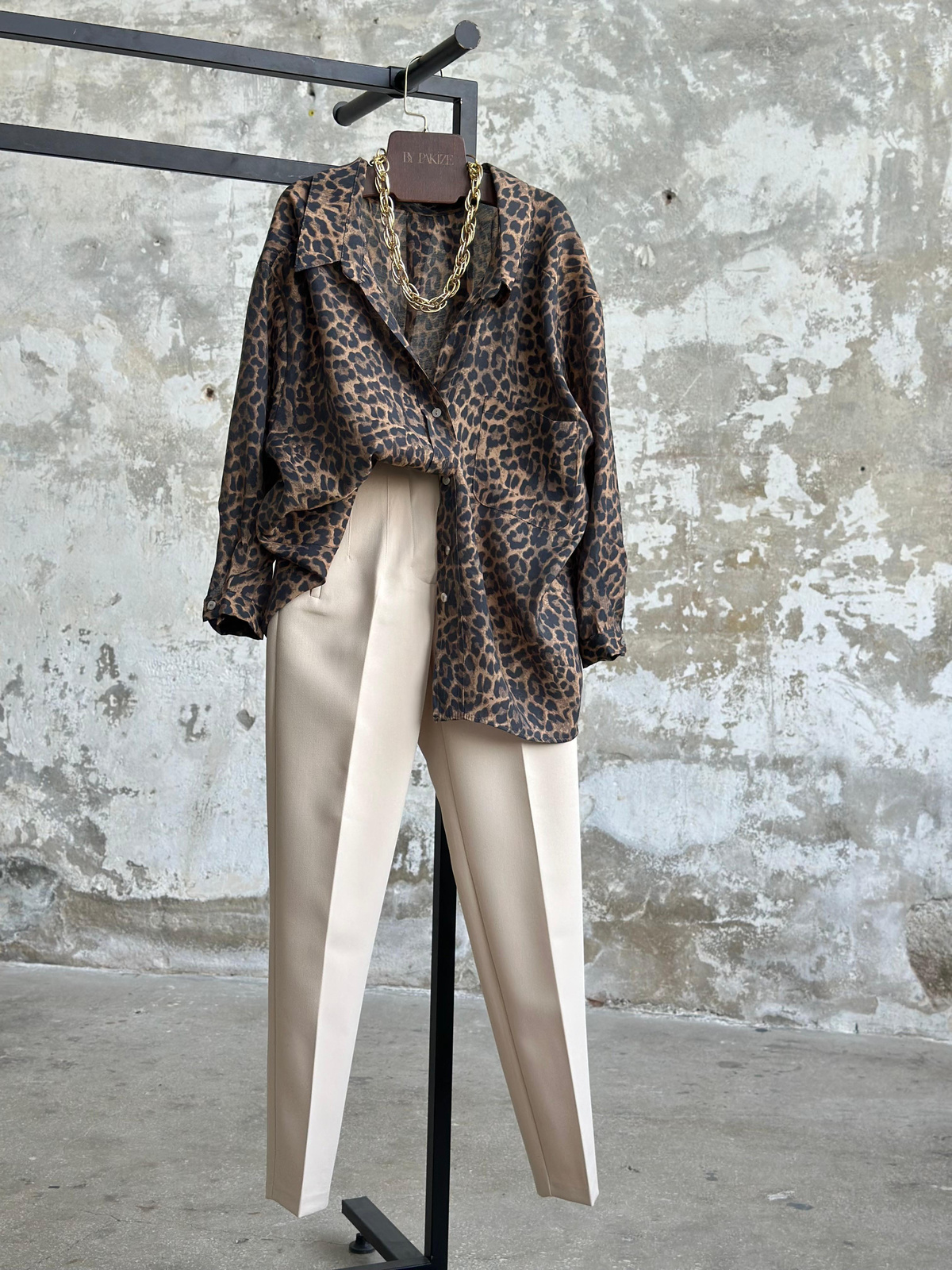 Düşük Omuzlu Oversize Leopar Desenli Gömlek (Kahve)