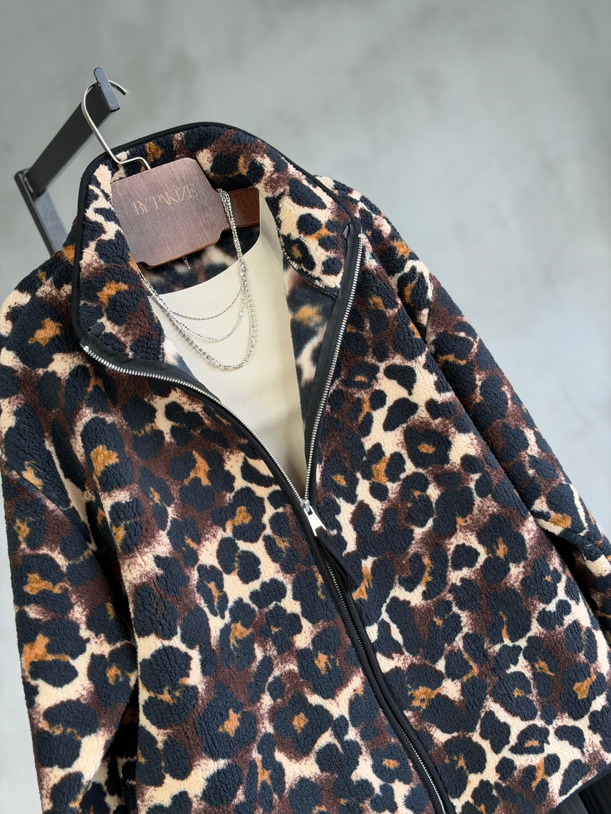 Fermuarlı Leopar Desenli Peluş Teddy Cepli Ceket (Siyah)