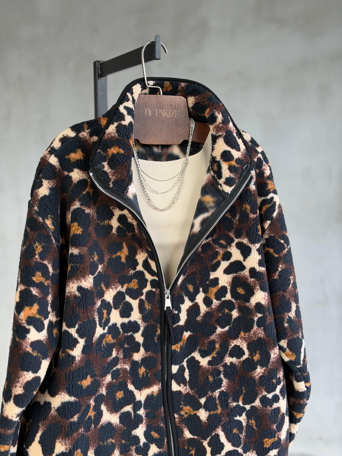 Fermuarlı Leopar Desenli Peluş Teddy Cepli Ceket (Siyah)