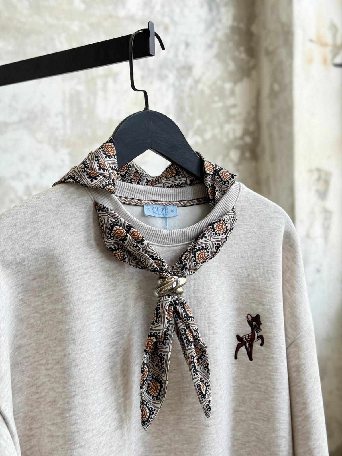 Fular Aksesuarlı Nakışlı Oversize Sweatshirt (Bej)