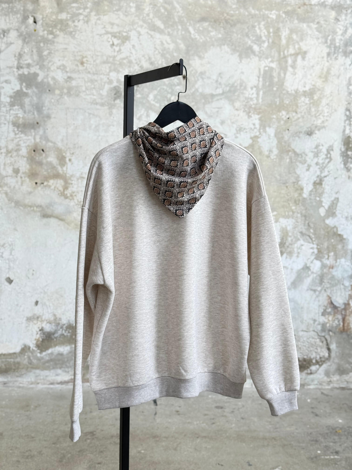 Fular Aksesuarlı Nakışlı Oversize Sweatshirt (Bej)